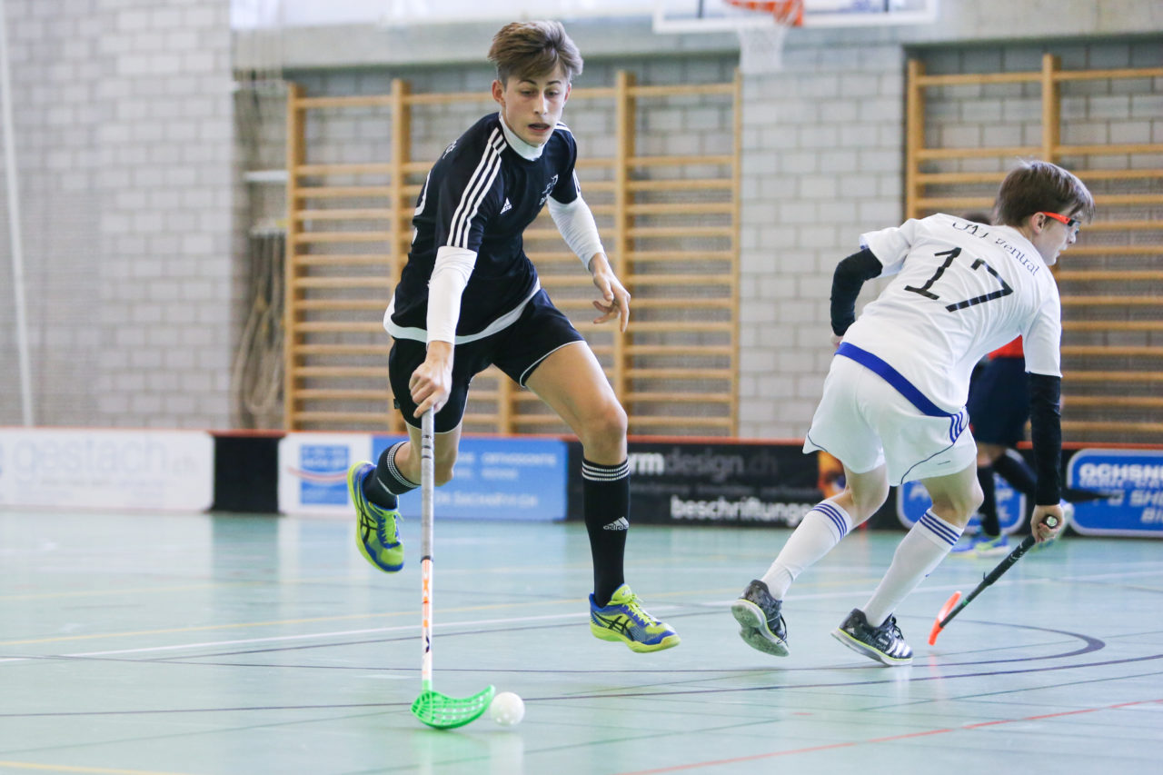 BBZ Halle Biel, 04.11.2017, Unihockey U17-Trophy, U17 Ost - U17 Zentral, Lars Haerle (Nr. 22, U17 Ost)

(Severin Binkert, unihockey-fotos.ch)

Copyright: Severin Binkert, unihockey-fotos.ch – Dieses Bild wurde durch swiss unihockey lizenziert und darf ausschliesslich auf den Online-Kanälen von swiss unihockey verwendet werden. Die redaktionelle oder kommerzielle Nutzung durch Dritte (Medien, Vereine, Unternehmen oder Privatpersonen) per Download von diesem flickr-Account ist ausgeschlossen. Das Bild kann bei Interesse via unihockey-fotos.ch kostenpflichtig lizenziert werden. unihockey-fotos.ch behält sich vor, fehlbaren Medien, Vereinen, Unternehmen oder Privatpersonen Bilder mit einem Zuschlag in Rechnung zu stellen.