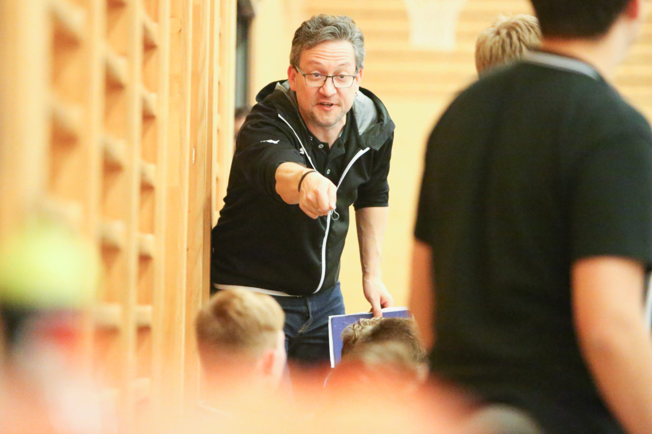 Doppelturnhalle Trimmis, Trimmis, 05.11.2017, Unihockey U15 Grischa-Challenge, Zürich - UVSGA, Yves Mohr (U15 Zürich)

(Severin Binkert, unihockey-fotos.ch)

Copyright: Severin Binkert, unihockey-fotos.ch – Dieses Bild wurde durch swiss unihockey lizenziert und darf ausschliesslich auf den Online-Kanälen von swiss unihockey verwendet werden. Die redaktionelle oder kommerzielle Nutzung durch Dritte (Medien, Vereine, Unternehmen oder Privatpersonen) per Download von diesem flickr-Account ist ausgeschlossen. Das Bild kann bei Interesse via unihockey-fotos.ch kostenpflichtig lizenziert werden. unihockey-fotos.ch behält sich vor, fehlbaren Medien, Vereinen, Unternehmen oder Privatpersonen Bilder mit einem Zuschlag in Rechnung zu stellen.