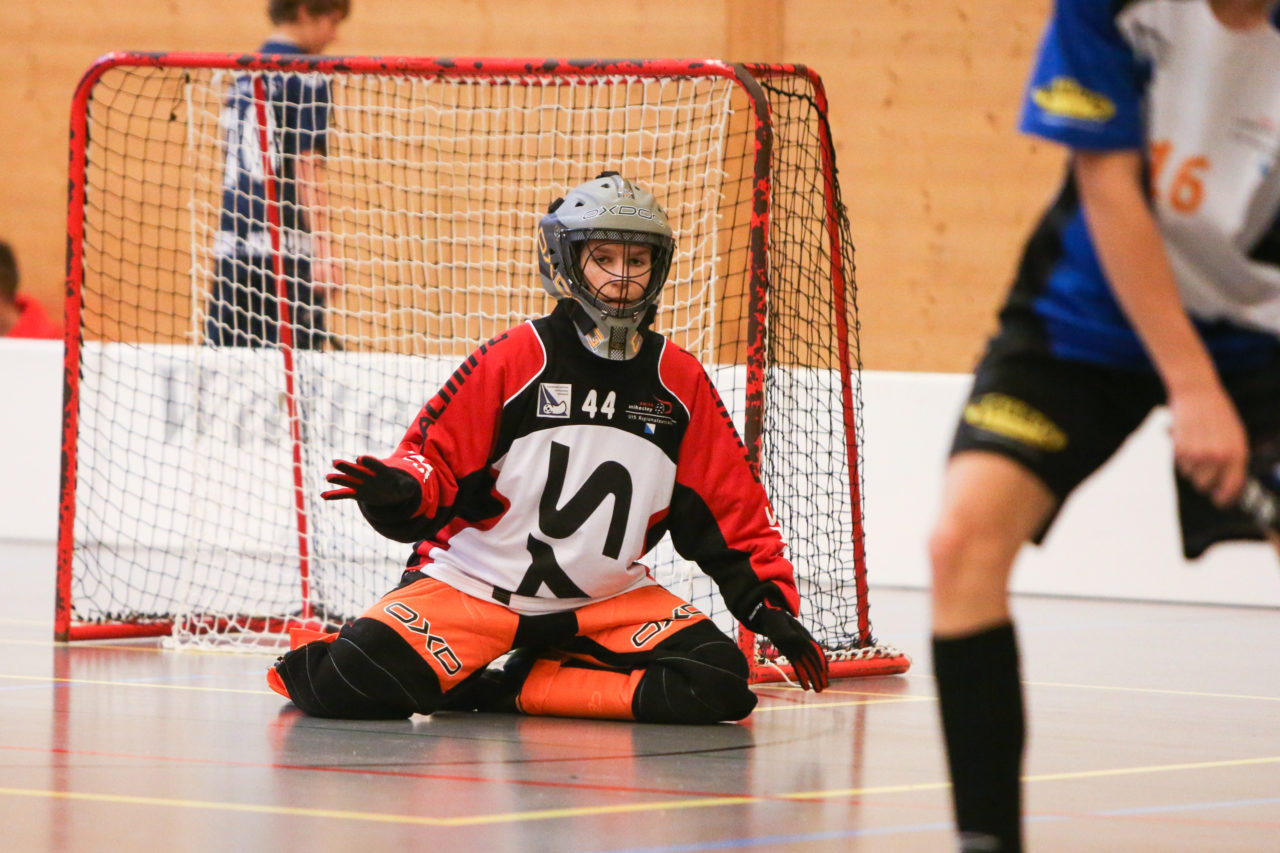 Doppelturnhalle Trimmis, Trimmis, 05.11.2017, Unihockey U15 Grischa-Challenge, Graubünden - Zürich, Yanick Richina (Nr. 44, U15 Zürich)

(Severin Binkert, unihockey-fotos.ch)

Copyright: Severin Binkert, unihockey-fotos.ch – Dieses Bild wurde durch swiss unihockey lizenziert und darf ausschliesslich auf den Online-Kanälen von swiss unihockey verwendet werden. Die redaktionelle oder kommerzielle Nutzung durch Dritte (Medien, Vereine, Unternehmen oder Privatpersonen) per Download von diesem flickr-Account ist ausgeschlossen. Das Bild kann bei Interesse via unihockey-fotos.ch kostenpflichtig lizenziert werden. unihockey-fotos.ch behält sich vor, fehlbaren Medien, Vereinen, Unternehmen oder Privatpersonen Bilder mit einem Zuschlag in Rechnung zu stellen.