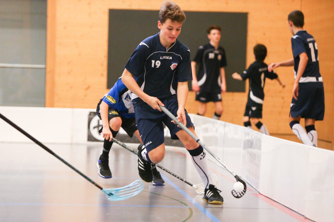 Doppelturnhalle Trimmis, Trimmis, 05.11.2017, Unihockey U15 Grischa-Challenge, Ticino - Zürich, Riccardo Rossi (Nr. 19, U15 Ticino)

(Severin Binkert, unihockey-fotos.ch)

Copyright: Severin Binkert, unihockey-fotos.ch – Dieses Bild wurde durch swiss unihockey lizenziert und darf ausschliesslich auf den Online-Kanälen von swiss unihockey verwendet werden. Die redaktionelle oder kommerzielle Nutzung durch Dritte (Medien, Vereine, Unternehmen oder Privatpersonen) per Download von diesem flickr-Account ist ausgeschlossen. Das Bild kann bei Interesse via unihockey-fotos.ch kostenpflichtig lizenziert werden. unihockey-fotos.ch behält sich vor, fehlbaren Medien, Vereinen, Unternehmen oder Privatpersonen Bilder mit einem Zuschlag in Rechnung zu stellen.
