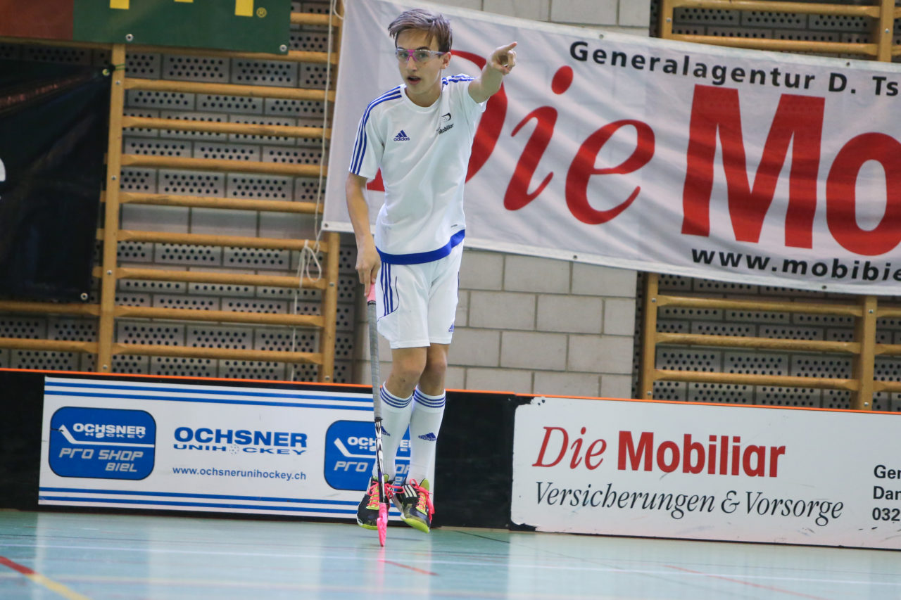BBZ Halle Biel, 04.11.2017, Unihockey U17-Trophy, U17 Ost - U17 Zentral, Marcel Arnet (Nr. 3, U17 Zentral)

(Severin Binkert, unihockey-fotos.ch)

Copyright: Severin Binkert, unihockey-fotos.ch – Dieses Bild wurde durch swiss unihockey lizenziert und darf ausschliesslich auf den Online-Kanälen von swiss unihockey verwendet werden. Die redaktionelle oder kommerzielle Nutzung durch Dritte (Medien, Vereine, Unternehmen oder Privatpersonen) per Download von diesem flickr-Account ist ausgeschlossen. Das Bild kann bei Interesse via unihockey-fotos.ch kostenpflichtig lizenziert werden. unihockey-fotos.ch behält sich vor, fehlbaren Medien, Vereinen, Unternehmen oder Privatpersonen Bilder mit einem Zuschlag in Rechnung zu stellen.