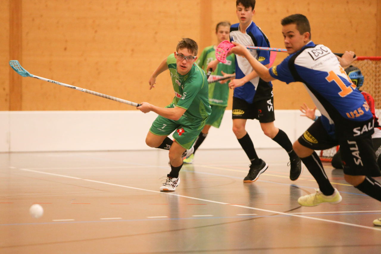 Doppelturnhalle Trimmis, Trimmis, 05.11.2017, Unihockey U15 Grischa-Challenge, Zürich - UVSGA, Nik Keller (Nr. 7, U15 UVSGA)

(Severin Binkert, unihockey-fotos.ch)

Copyright: Severin Binkert, unihockey-fotos.ch – Dieses Bild wurde durch swiss unihockey lizenziert und darf ausschliesslich auf den Online-Kanälen von swiss unihockey verwendet werden. Die redaktionelle oder kommerzielle Nutzung durch Dritte (Medien, Vereine, Unternehmen oder Privatpersonen) per Download von diesem flickr-Account ist ausgeschlossen. Das Bild kann bei Interesse via unihockey-fotos.ch kostenpflichtig lizenziert werden. unihockey-fotos.ch behält sich vor, fehlbaren Medien, Vereinen, Unternehmen oder Privatpersonen Bilder mit einem Zuschlag in Rechnung zu stellen.