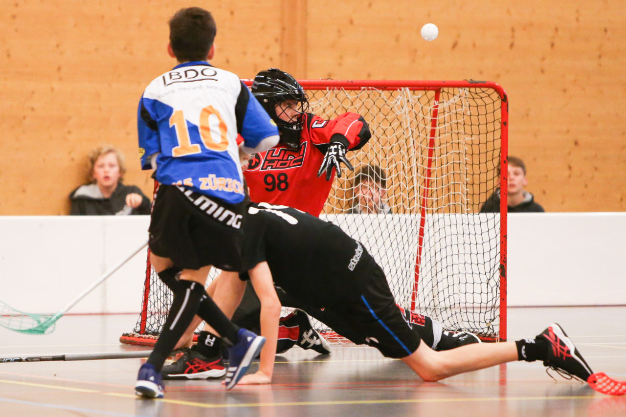 Doppelturnhalle Trimmis, Trimmis, 05.11.2017, Unihockey U15 Grischa-Challenge, Graubünden - Zürich, Yves Klöti (Nr. 10, U15 Zürich) und Erjo Gehrig (Nr. 98, U15 Graubünden)

(Severin Binkert, unihockey-fotos.ch)

Copyright: Severin Binkert, unihockey-fotos.ch – Dieses Bild wurde durch swiss unihockey lizenziert und darf ausschliesslich auf den Online-Kanälen von swiss unihockey verwendet werden. Die redaktionelle oder kommerzielle Nutzung durch Dritte (Medien, Vereine, Unternehmen oder Privatpersonen) per Download von diesem flickr-Account ist ausgeschlossen. Das Bild kann bei Interesse via unihockey-fotos.ch kostenpflichtig lizenziert werden. unihockey-fotos.ch behält sich vor, fehlbaren Medien, Vereinen, Unternehmen oder Privatpersonen Bilder mit einem Zuschlag in Rechnung zu stellen.
