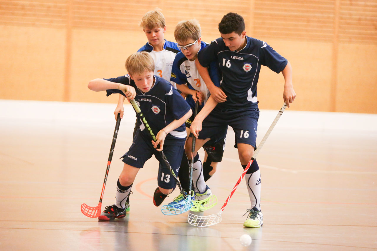 Doppelturnhalle Trimmis, Trimmis, 05.11.2017, Unihockey U15 Grischa-Challenge, Ticino - Zürich, Nico Kehl (Nr. 20, U15 Zürich) und Andrea Filipponi (Nr. 16, U15 Ticino)

(Severin Binkert, unihockey-fotos.ch)

Copyright: Severin Binkert, unihockey-fotos.ch – Dieses Bild wurde durch swiss unihockey lizenziert und darf ausschliesslich auf den Online-Kanälen von swiss unihockey verwendet werden. Die redaktionelle oder kommerzielle Nutzung durch Dritte (Medien, Vereine, Unternehmen oder Privatpersonen) per Download von diesem flickr-Account ist ausgeschlossen. Das Bild kann bei Interesse via unihockey-fotos.ch kostenpflichtig lizenziert werden. unihockey-fotos.ch behält sich vor, fehlbaren Medien, Vereinen, Unternehmen oder Privatpersonen Bilder mit einem Zuschlag in Rechnung zu stellen.