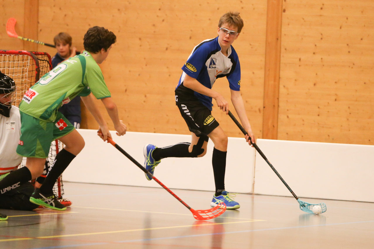 Doppelturnhalle Trimmis, Trimmis, 05.11.2017, Unihockey U15 Grischa-Challenge, Zürich - UVSGA, Nico Kehl (Nr. 20, U15 Zürich)

(Severin Binkert, unihockey-fotos.ch)

Copyright: Severin Binkert, unihockey-fotos.ch – Dieses Bild wurde durch swiss unihockey lizenziert und darf ausschliesslich auf den Online-Kanälen von swiss unihockey verwendet werden. Die redaktionelle oder kommerzielle Nutzung durch Dritte (Medien, Vereine, Unternehmen oder Privatpersonen) per Download von diesem flickr-Account ist ausgeschlossen. Das Bild kann bei Interesse via unihockey-fotos.ch kostenpflichtig lizenziert werden. unihockey-fotos.ch behält sich vor, fehlbaren Medien, Vereinen, Unternehmen oder Privatpersonen Bilder mit einem Zuschlag in Rechnung zu stellen.