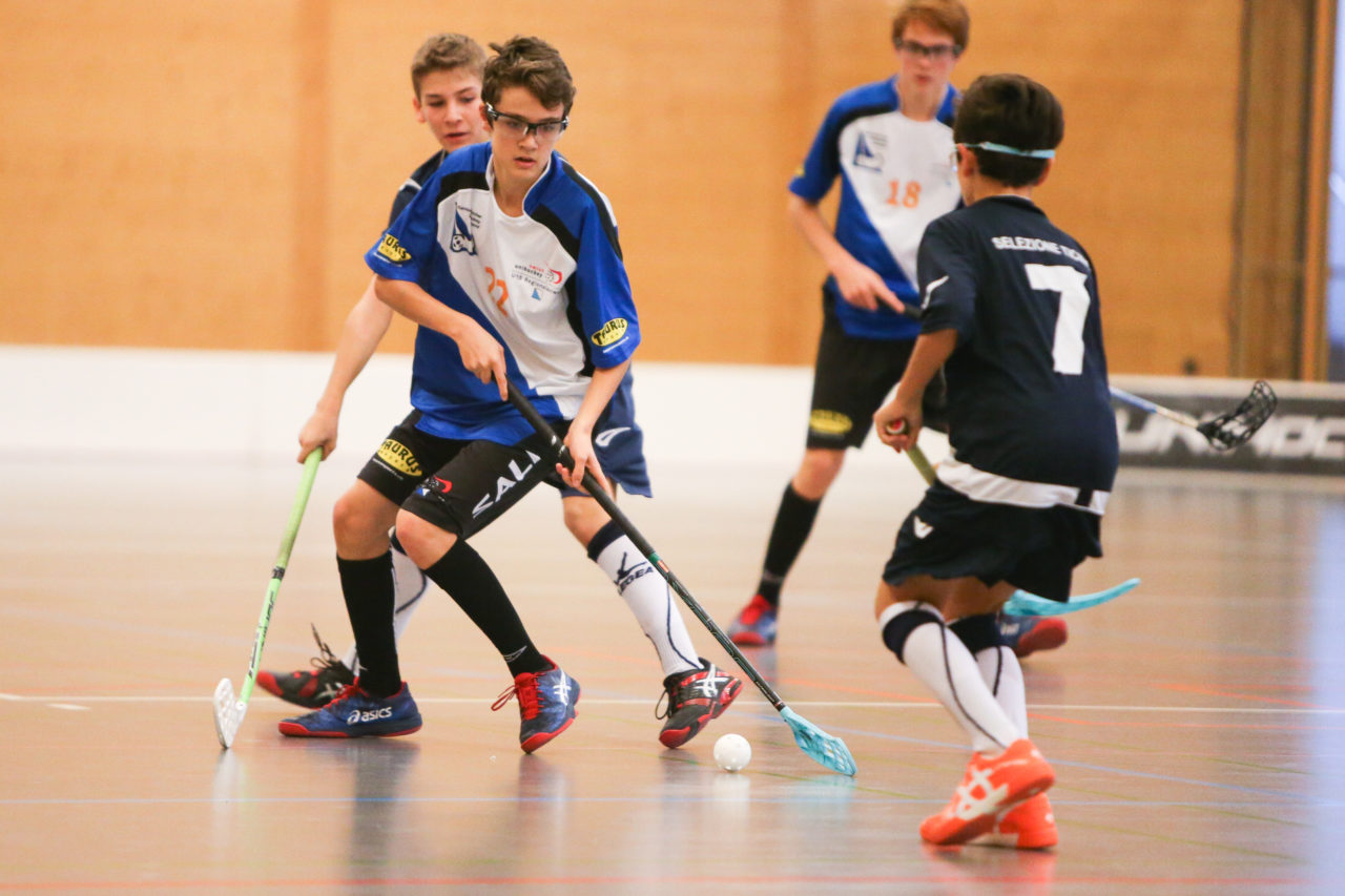 Doppelturnhalle Trimmis, Trimmis, 05.11.2017, Unihockey U15 Grischa-Challenge, Ticino - Zürich, Pascal Schmuki (Nr. 22, U15 Zürich)

(Severin Binkert, unihockey-fotos.ch)

Copyright: Severin Binkert, unihockey-fotos.ch – Dieses Bild wurde durch swiss unihockey lizenziert und darf ausschliesslich auf den Online-Kanälen von swiss unihockey verwendet werden. Die redaktionelle oder kommerzielle Nutzung durch Dritte (Medien, Vereine, Unternehmen oder Privatpersonen) per Download von diesem flickr-Account ist ausgeschlossen. Das Bild kann bei Interesse via unihockey-fotos.ch kostenpflichtig lizenziert werden. unihockey-fotos.ch behält sich vor, fehlbaren Medien, Vereinen, Unternehmen oder Privatpersonen Bilder mit einem Zuschlag in Rechnung zu stellen.
