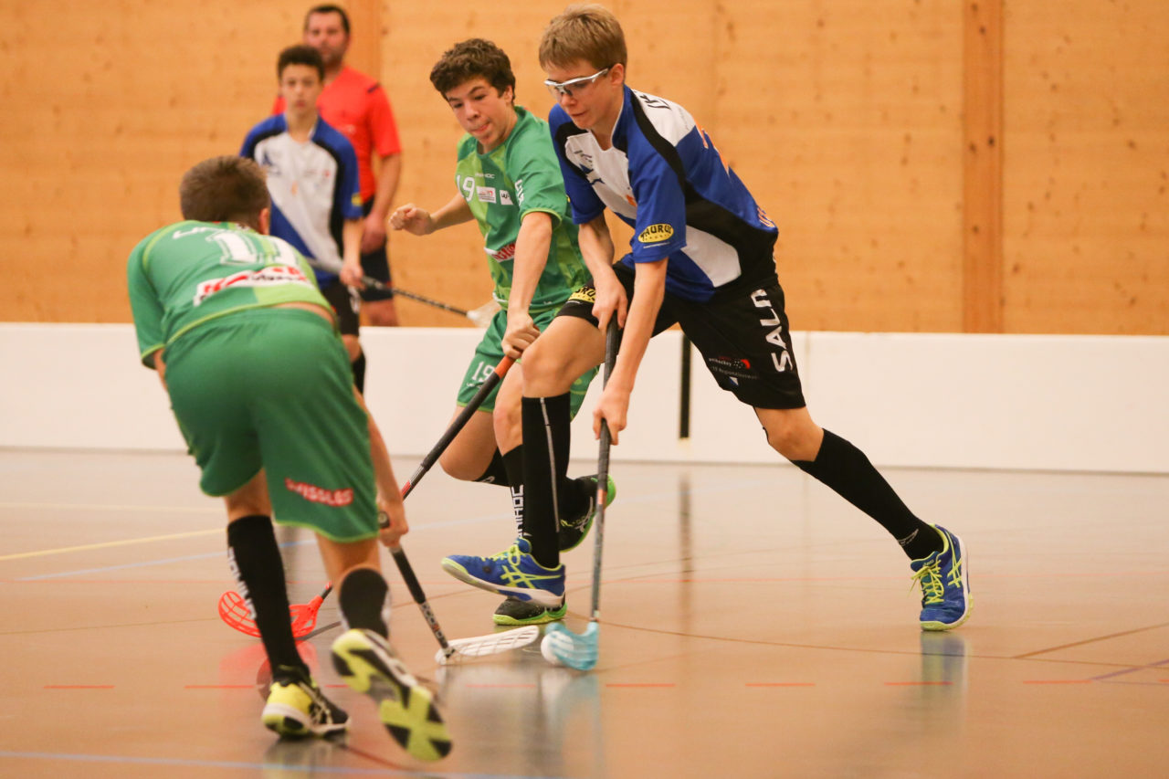Doppelturnhalle Trimmis, Trimmis, 05.11.2017, Unihockey U15 Grischa-Challenge, Zürich - UVSGA, Nico Kehl (Nr. 20, U15 Zürich)

(Severin Binkert, unihockey-fotos.ch)

Copyright: Severin Binkert, unihockey-fotos.ch – Dieses Bild wurde durch swiss unihockey lizenziert und darf ausschliesslich auf den Online-Kanälen von swiss unihockey verwendet werden. Die redaktionelle oder kommerzielle Nutzung durch Dritte (Medien, Vereine, Unternehmen oder Privatpersonen) per Download von diesem flickr-Account ist ausgeschlossen. Das Bild kann bei Interesse via unihockey-fotos.ch kostenpflichtig lizenziert werden. unihockey-fotos.ch behält sich vor, fehlbaren Medien, Vereinen, Unternehmen oder Privatpersonen Bilder mit einem Zuschlag in Rechnung zu stellen.