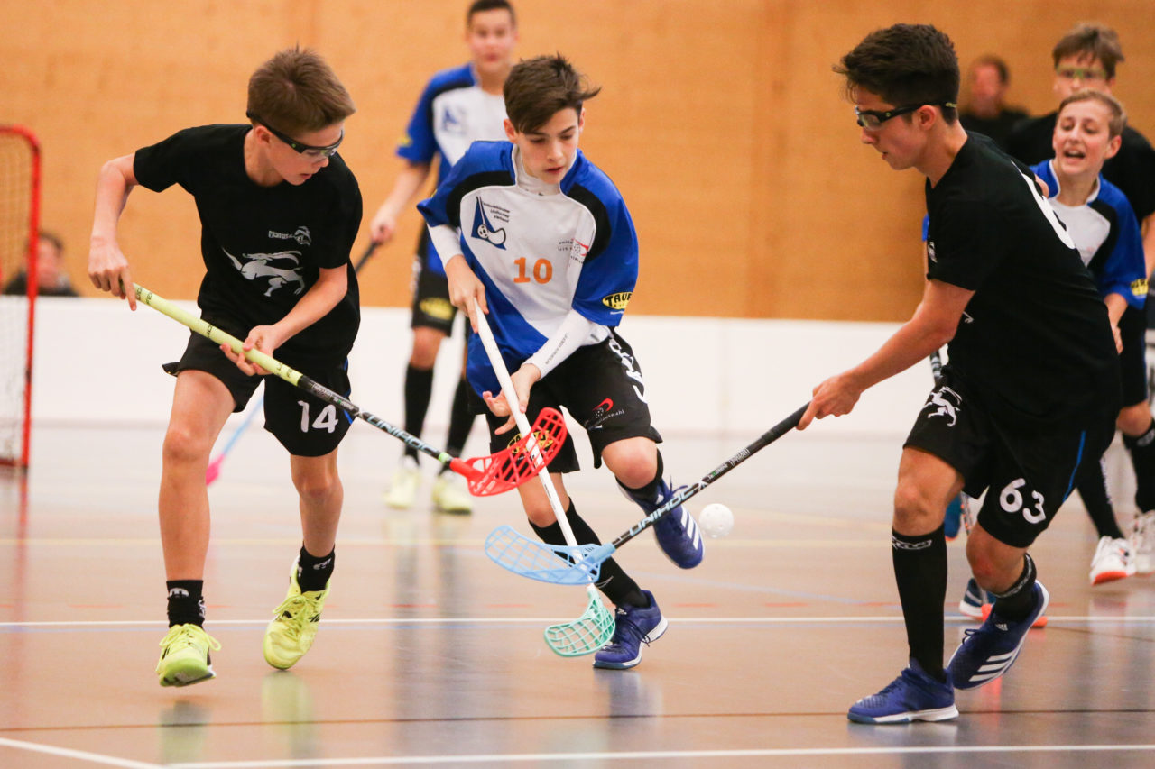 Doppelturnhalle Trimmis, Trimmis, 05.11.2017, Unihockey U15 Grischa-Challenge, Graubünden - Zürich, Mario Kunz (Nr. 14, U15 Graubünden) und Yves Klöti (Nr. 10, U15 Zürich)

(Severin Binkert, unihockey-fotos.ch)

Copyright: Severin Binkert, unihockey-fotos.ch – Dieses Bild wurde durch swiss unihockey lizenziert und darf ausschliesslich auf den Online-Kanälen von swiss unihockey verwendet werden. Die redaktionelle oder kommerzielle Nutzung durch Dritte (Medien, Vereine, Unternehmen oder Privatpersonen) per Download von diesem flickr-Account ist ausgeschlossen. Das Bild kann bei Interesse via unihockey-fotos.ch kostenpflichtig lizenziert werden. unihockey-fotos.ch behält sich vor, fehlbaren Medien, Vereinen, Unternehmen oder Privatpersonen Bilder mit einem Zuschlag in Rechnung zu stellen.