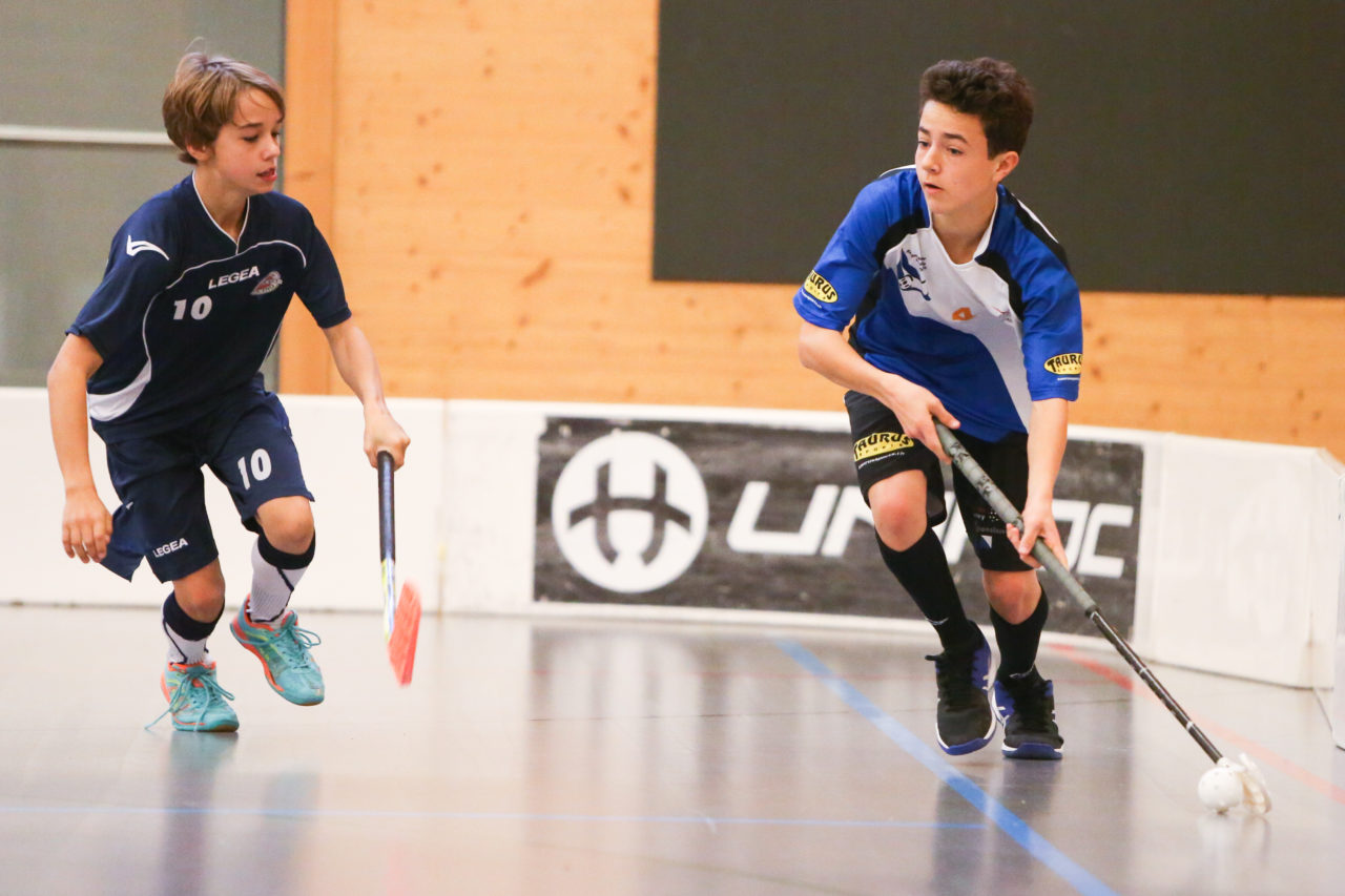 Doppelturnhalle Trimmis, Trimmis, 05.11.2017, Unihockey U15 Grischa-Challenge, Ticino - Zürich, Maxim Frei (Nr. 4, U15 Zürich)

(Severin Binkert, unihockey-fotos.ch)

Copyright: Severin Binkert, unihockey-fotos.ch – Dieses Bild wurde durch swiss unihockey lizenziert und darf ausschliesslich auf den Online-Kanälen von swiss unihockey verwendet werden. Die redaktionelle oder kommerzielle Nutzung durch Dritte (Medien, Vereine, Unternehmen oder Privatpersonen) per Download von diesem flickr-Account ist ausgeschlossen. Das Bild kann bei Interesse via unihockey-fotos.ch kostenpflichtig lizenziert werden. unihockey-fotos.ch behält sich vor, fehlbaren Medien, Vereinen, Unternehmen oder Privatpersonen Bilder mit einem Zuschlag in Rechnung zu stellen.