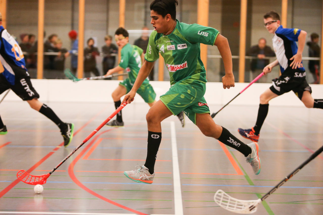 Doppelturnhalle Trimmis, Trimmis, 05.11.2017, Unihockey U15 Grischa-Challenge, Zürich - UVSGA, Rohit Chiplunkar (Nr. 24, U15 UVSGA)

(Severin Binkert, unihockey-fotos.ch)

Copyright: Severin Binkert, unihockey-fotos.ch – Dieses Bild wurde durch swiss unihockey lizenziert und darf ausschliesslich auf den Online-Kanälen von swiss unihockey verwendet werden. Die redaktionelle oder kommerzielle Nutzung durch Dritte (Medien, Vereine, Unternehmen oder Privatpersonen) per Download von diesem flickr-Account ist ausgeschlossen. Das Bild kann bei Interesse via unihockey-fotos.ch kostenpflichtig lizenziert werden. unihockey-fotos.ch behält sich vor, fehlbaren Medien, Vereinen, Unternehmen oder Privatpersonen Bilder mit einem Zuschlag in Rechnung zu stellen.