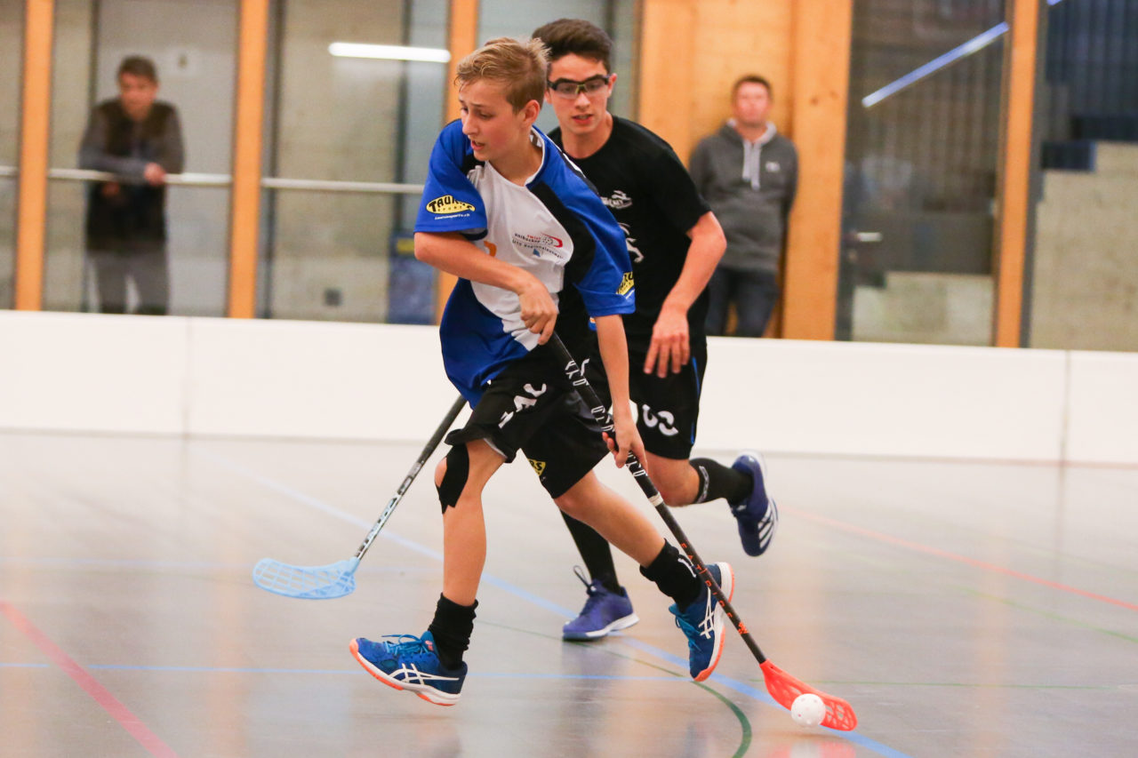 Doppelturnhalle Trimmis, Trimmis, 05.11.2017, Unihockey U15 Grischa-Challenge, Graubünden - Zürich, Timo Graf (Nr. 2, U15 Zürich)

(Severin Binkert, unihockey-fotos.ch)

Copyright: Severin Binkert, unihockey-fotos.ch – Dieses Bild wurde durch swiss unihockey lizenziert und darf ausschliesslich auf den Online-Kanälen von swiss unihockey verwendet werden. Die redaktionelle oder kommerzielle Nutzung durch Dritte (Medien, Vereine, Unternehmen oder Privatpersonen) per Download von diesem flickr-Account ist ausgeschlossen. Das Bild kann bei Interesse via unihockey-fotos.ch kostenpflichtig lizenziert werden. unihockey-fotos.ch behält sich vor, fehlbaren Medien, Vereinen, Unternehmen oder Privatpersonen Bilder mit einem Zuschlag in Rechnung zu stellen.
