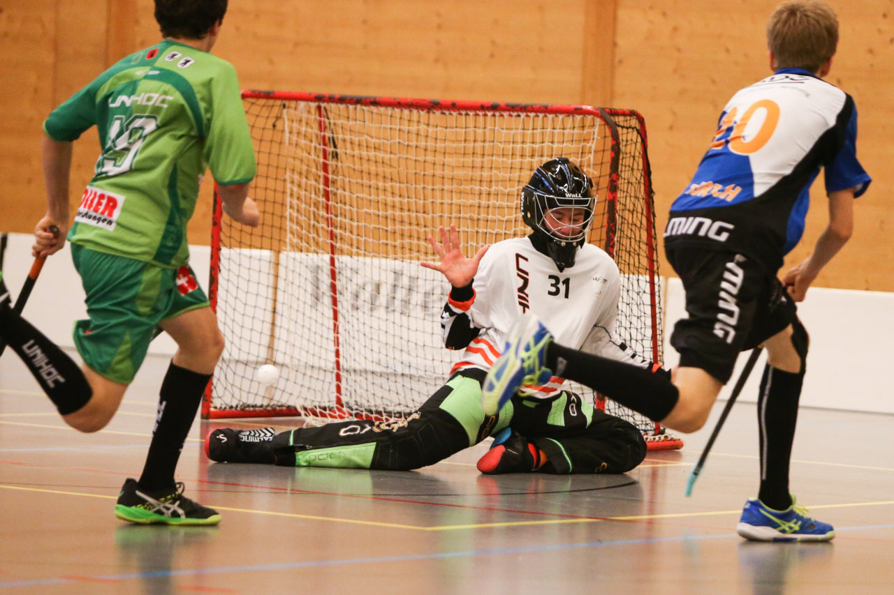 Doppelturnhalle Trimmis, Trimmis, 05.11.2017, Unihockey U15 Grischa-Challenge, Zürich - UVSGA, Sandro Wagner (Nr. 31, U15 UVSGA) und Nico Kehl (Nr. 20, U15 Zürich)

(Severin Binkert, unihockey-fotos.ch)

Copyright: Severin Binkert, unihockey-fotos.ch – Dieses Bild wurde durch swiss unihockey lizenziert und darf ausschliesslich auf den Online-Kanälen von swiss unihockey verwendet werden. Die redaktionelle oder kommerzielle Nutzung durch Dritte (Medien, Vereine, Unternehmen oder Privatpersonen) per Download von diesem flickr-Account ist ausgeschlossen. Das Bild kann bei Interesse via unihockey-fotos.ch kostenpflichtig lizenziert werden. unihockey-fotos.ch behält sich vor, fehlbaren Medien, Vereinen, Unternehmen oder Privatpersonen Bilder mit einem Zuschlag in Rechnung zu stellen.