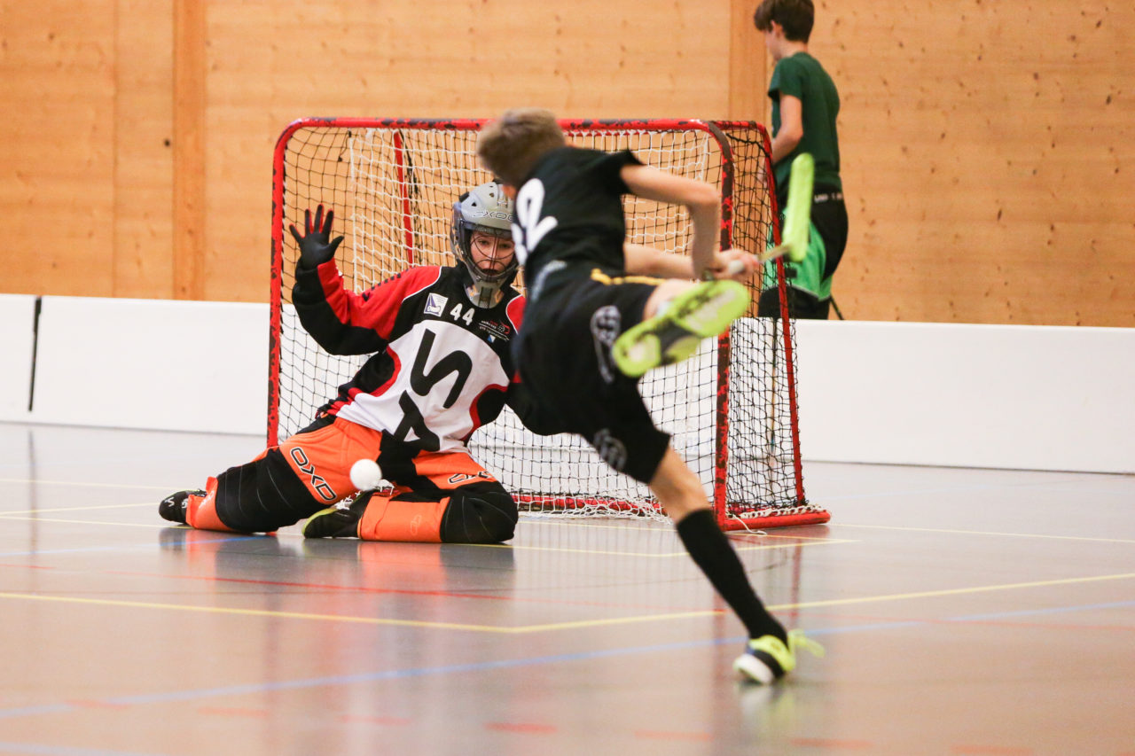 Doppelturnhalle Trimmis, Trimmis, 05.11.2017, Unihockey U15 Grischa-Challenge, Graubünden - Zürich, Yanick Richina (Nr. 44, U15 Zürich) und Livio Butzerin (Nr. 82, U15 Graubünden)

(Severin Binkert, unihockey-fotos.ch)

Copyright: Severin Binkert, unihockey-fotos.ch – Dieses Bild wurde durch swiss unihockey lizenziert und darf ausschliesslich auf den Online-Kanälen von swiss unihockey verwendet werden. Die redaktionelle oder kommerzielle Nutzung durch Dritte (Medien, Vereine, Unternehmen oder Privatpersonen) per Download von diesem flickr-Account ist ausgeschlossen. Das Bild kann bei Interesse via unihockey-fotos.ch kostenpflichtig lizenziert werden. unihockey-fotos.ch behält sich vor, fehlbaren Medien, Vereinen, Unternehmen oder Privatpersonen Bilder mit einem Zuschlag in Rechnung zu stellen.