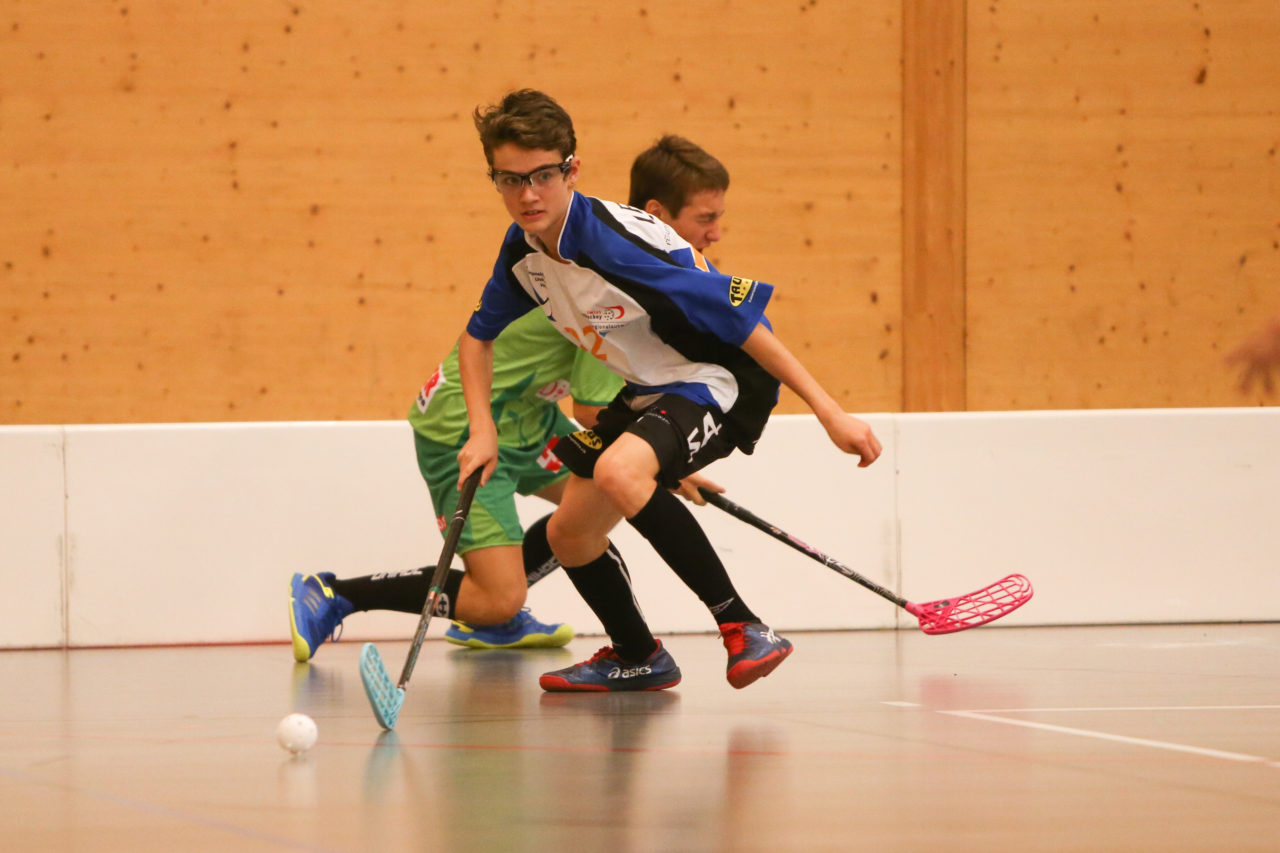Doppelturnhalle Trimmis, Trimmis, 05.11.2017, Unihockey U15 Grischa-Challenge, Zürich - UVSGA, Pascal Schmuki (Nr. 22, U15 Zürich)

(Severin Binkert, unihockey-fotos.ch)

Copyright: Severin Binkert, unihockey-fotos.ch – Dieses Bild wurde durch swiss unihockey lizenziert und darf ausschliesslich auf den Online-Kanälen von swiss unihockey verwendet werden. Die redaktionelle oder kommerzielle Nutzung durch Dritte (Medien, Vereine, Unternehmen oder Privatpersonen) per Download von diesem flickr-Account ist ausgeschlossen. Das Bild kann bei Interesse via unihockey-fotos.ch kostenpflichtig lizenziert werden. unihockey-fotos.ch behält sich vor, fehlbaren Medien, Vereinen, Unternehmen oder Privatpersonen Bilder mit einem Zuschlag in Rechnung zu stellen.