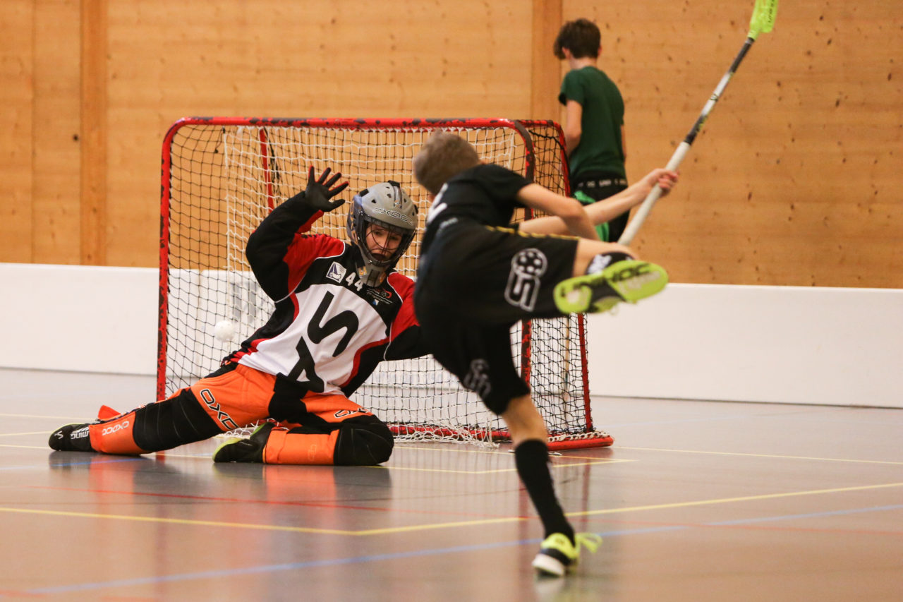 Doppelturnhalle Trimmis, Trimmis, 05.11.2017, Unihockey U15 Grischa-Challenge, Graubünden - Zürich, Yanick Richina (Nr. 44, U15 Zürich)

(Severin Binkert, unihockey-fotos.ch)

Copyright: Severin Binkert, unihockey-fotos.ch – Dieses Bild wurde durch swiss unihockey lizenziert und darf ausschliesslich auf den Online-Kanälen von swiss unihockey verwendet werden. Die redaktionelle oder kommerzielle Nutzung durch Dritte (Medien, Vereine, Unternehmen oder Privatpersonen) per Download von diesem flickr-Account ist ausgeschlossen. Das Bild kann bei Interesse via unihockey-fotos.ch kostenpflichtig lizenziert werden. unihockey-fotos.ch behält sich vor, fehlbaren Medien, Vereinen, Unternehmen oder Privatpersonen Bilder mit einem Zuschlag in Rechnung zu stellen.