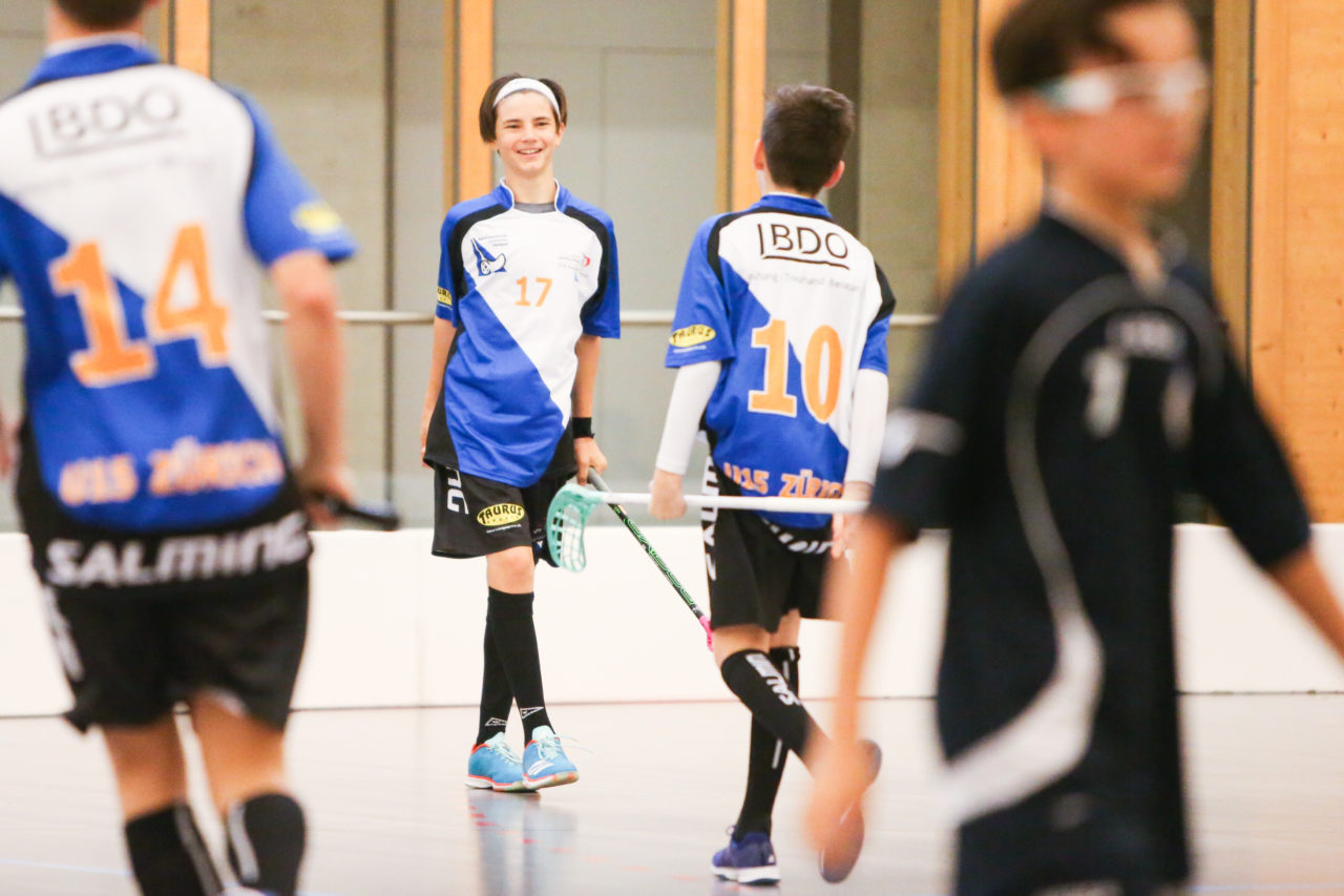 Doppelturnhalle Trimmis, Trimmis, 05.11.2017, Unihockey U15 Grischa-Challenge, Ticino - Zürich, Josia Pfister (Nr. 17, U15 Zürich) und Yves Klöti (Nr. 10, U15 Zürich)

(Severin Binkert, unihockey-fotos.ch)

Copyright: Severin Binkert, unihockey-fotos.ch – Dieses Bild wurde durch swiss unihockey lizenziert und darf ausschliesslich auf den Online-Kanälen von swiss unihockey verwendet werden. Die redaktionelle oder kommerzielle Nutzung durch Dritte (Medien, Vereine, Unternehmen oder Privatpersonen) per Download von diesem flickr-Account ist ausgeschlossen. Das Bild kann bei Interesse via unihockey-fotos.ch kostenpflichtig lizenziert werden. unihockey-fotos.ch behält sich vor, fehlbaren Medien, Vereinen, Unternehmen oder Privatpersonen Bilder mit einem Zuschlag in Rechnung zu stellen.
