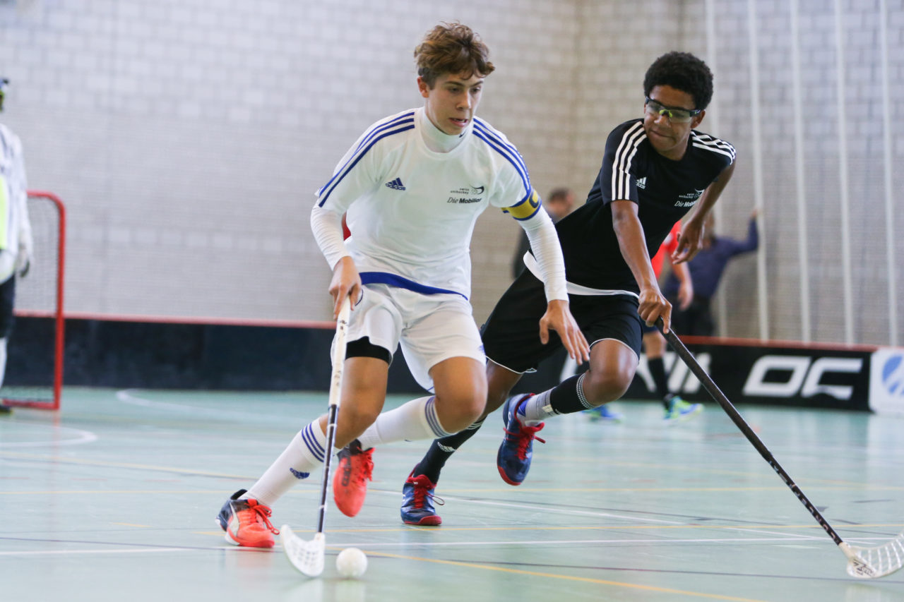 BBZ Halle Biel, 04.11.2017, Unihockey U17-Trophy, U17 Ost - U17 Zentral, Basil Schibli (Nr. 11, U17 Zentral)

(Severin Binkert, unihockey-fotos.ch)

Copyright: Severin Binkert, unihockey-fotos.ch – Dieses Bild wurde durch swiss unihockey lizenziert und darf ausschliesslich auf den Online-Kanälen von swiss unihockey verwendet werden. Die redaktionelle oder kommerzielle Nutzung durch Dritte (Medien, Vereine, Unternehmen oder Privatpersonen) per Download von diesem flickr-Account ist ausgeschlossen. Das Bild kann bei Interesse via unihockey-fotos.ch kostenpflichtig lizenziert werden. unihockey-fotos.ch behält sich vor, fehlbaren Medien, Vereinen, Unternehmen oder Privatpersonen Bilder mit einem Zuschlag in Rechnung zu stellen.