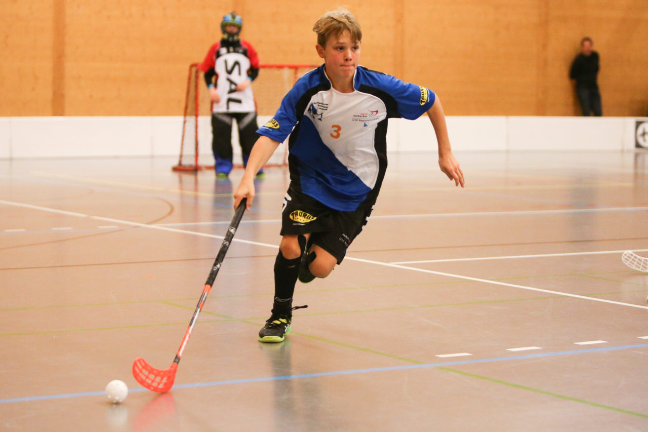 Doppelturnhalle Trimmis, Trimmis, 05.11.2017, Unihockey U15 Grischa-Challenge, Zürich - UVSGA, Finn Küffer (Nr. 3, U15 Zürich)

(Severin Binkert, unihockey-fotos.ch)

Copyright: Severin Binkert, unihockey-fotos.ch – Dieses Bild wurde durch swiss unihockey lizenziert und darf ausschliesslich auf den Online-Kanälen von swiss unihockey verwendet werden. Die redaktionelle oder kommerzielle Nutzung durch Dritte (Medien, Vereine, Unternehmen oder Privatpersonen) per Download von diesem flickr-Account ist ausgeschlossen. Das Bild kann bei Interesse via unihockey-fotos.ch kostenpflichtig lizenziert werden. unihockey-fotos.ch behält sich vor, fehlbaren Medien, Vereinen, Unternehmen oder Privatpersonen Bilder mit einem Zuschlag in Rechnung zu stellen.