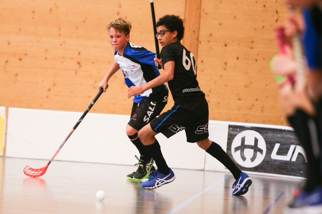 Doppelturnhalle Trimmis, Trimmis, 05.11.2017, Unihockey U15 Grischa-Challenge, Graubünden - Zürich, Finn Küffer (Nr. 3, U15 Zürich) und Maurin Klesse (Nr. 60, U15 Graubünden)

(Severin Binkert, unihockey-fotos.ch)

Copyright: Severin Binkert, unihockey-fotos.ch – Dieses Bild wurde durch swiss unihockey lizenziert und darf ausschliesslich auf den Online-Kanälen von swiss unihockey verwendet werden. Die redaktionelle oder kommerzielle Nutzung durch Dritte (Medien, Vereine, Unternehmen oder Privatpersonen) per Download von diesem flickr-Account ist ausgeschlossen. Das Bild kann bei Interesse via unihockey-fotos.ch kostenpflichtig lizenziert werden. unihockey-fotos.ch behält sich vor, fehlbaren Medien, Vereinen, Unternehmen oder Privatpersonen Bilder mit einem Zuschlag in Rechnung zu stellen.