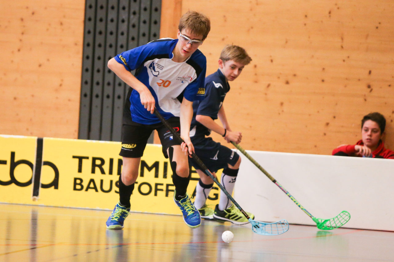 Doppelturnhalle Trimmis, Trimmis, 05.11.2017, Unihockey U15 Grischa-Challenge, Ticino - Zürich, Nico Kehl (Nr. 20, U15 Zürich)

(Severin Binkert, unihockey-fotos.ch)

Copyright: Severin Binkert, unihockey-fotos.ch – Dieses Bild wurde durch swiss unihockey lizenziert und darf ausschliesslich auf den Online-Kanälen von swiss unihockey verwendet werden. Die redaktionelle oder kommerzielle Nutzung durch Dritte (Medien, Vereine, Unternehmen oder Privatpersonen) per Download von diesem flickr-Account ist ausgeschlossen. Das Bild kann bei Interesse via unihockey-fotos.ch kostenpflichtig lizenziert werden. unihockey-fotos.ch behält sich vor, fehlbaren Medien, Vereinen, Unternehmen oder Privatpersonen Bilder mit einem Zuschlag in Rechnung zu stellen.
