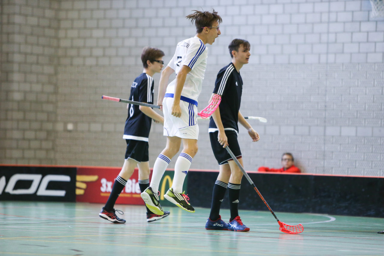 BBZ Halle Biel, 04.11.2017, Unihockey U17-Trophy, U17 Ost - U17 Zentral, Marcel Arnet (Nr. 3, U17 Zentral)

(Severin Binkert, unihockey-fotos.ch)

Copyright: Severin Binkert, unihockey-fotos.ch – Dieses Bild wurde durch swiss unihockey lizenziert und darf ausschliesslich auf den Online-Kanälen von swiss unihockey verwendet werden. Die redaktionelle oder kommerzielle Nutzung durch Dritte (Medien, Vereine, Unternehmen oder Privatpersonen) per Download von diesem flickr-Account ist ausgeschlossen. Das Bild kann bei Interesse via unihockey-fotos.ch kostenpflichtig lizenziert werden. unihockey-fotos.ch behält sich vor, fehlbaren Medien, Vereinen, Unternehmen oder Privatpersonen Bilder mit einem Zuschlag in Rechnung zu stellen.