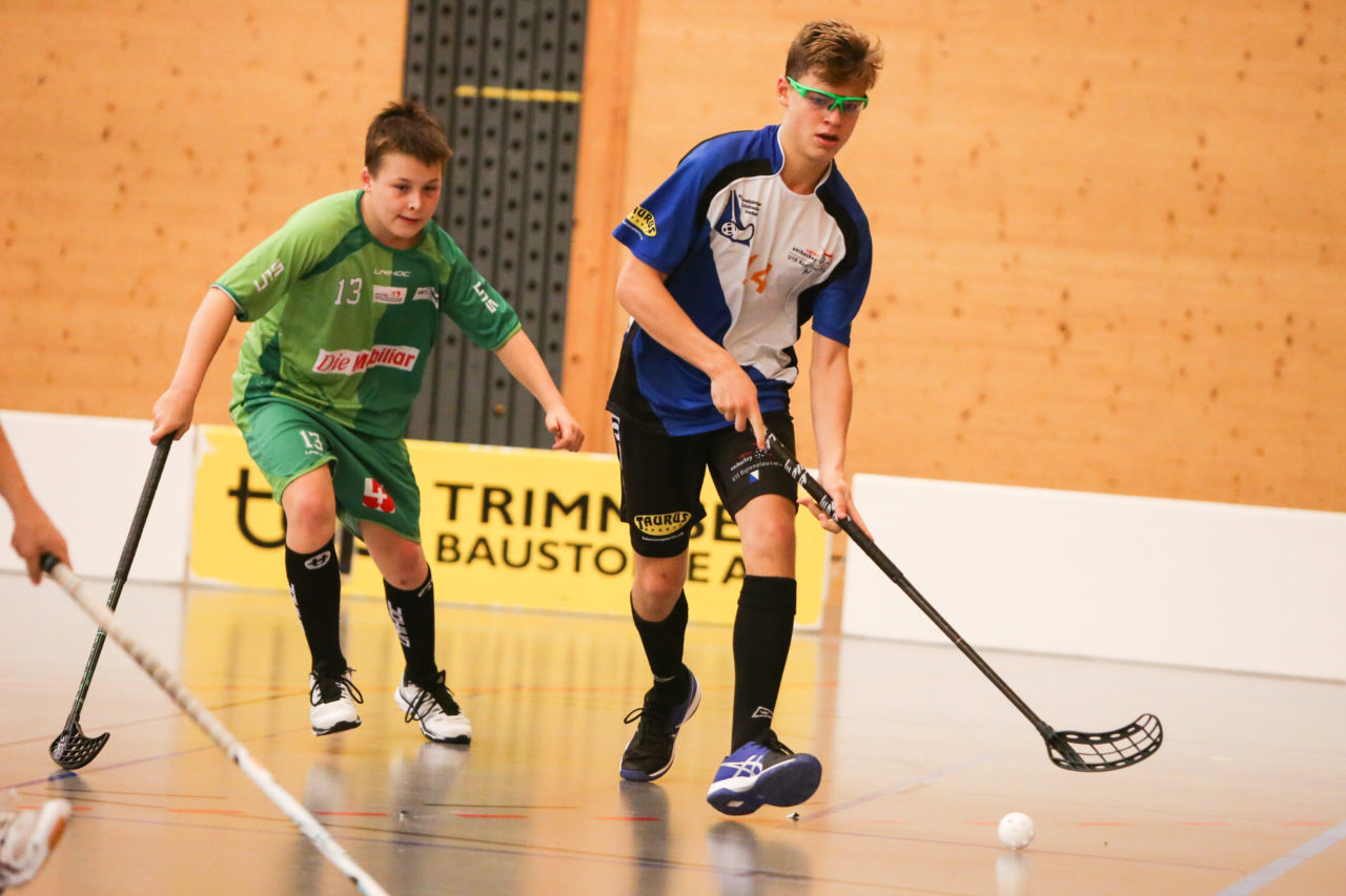 Doppelturnhalle Trimmis, Trimmis, 05.11.2017, Unihockey U15 Grischa-Challenge, Zürich - UVSGA, Nico Wyss (Nr. 13, U15 UVSGA) und Simon Schaub (Nr. 14, U15 Zürich)

(Severin Binkert, unihockey-fotos.ch)

Copyright: Severin Binkert, unihockey-fotos.ch – Dieses Bild wurde durch swiss unihockey lizenziert und darf ausschliesslich auf den Online-Kanälen von swiss unihockey verwendet werden. Die redaktionelle oder kommerzielle Nutzung durch Dritte (Medien, Vereine, Unternehmen oder Privatpersonen) per Download von diesem flickr-Account ist ausgeschlossen. Das Bild kann bei Interesse via unihockey-fotos.ch kostenpflichtig lizenziert werden. unihockey-fotos.ch behält sich vor, fehlbaren Medien, Vereinen, Unternehmen oder Privatpersonen Bilder mit einem Zuschlag in Rechnung zu stellen.