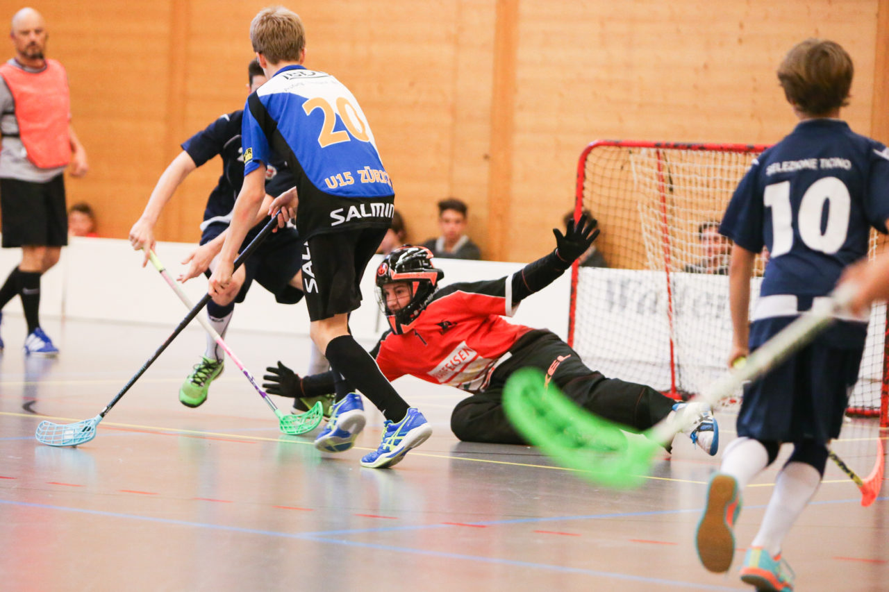 Doppelturnhalle Trimmis, Trimmis, 05.11.2017, Unihockey U15 Grischa-Challenge, Ticino - Zürich, Nico Kehl (Nr. 20, U15 Zürich) und Noah Gaia (Nr. 1, U15 Ticino)

(Severin Binkert, unihockey-fotos.ch)

Copyright: Severin Binkert, unihockey-fotos.ch – Dieses Bild wurde durch swiss unihockey lizenziert und darf ausschliesslich auf den Online-Kanälen von swiss unihockey verwendet werden. Die redaktionelle oder kommerzielle Nutzung durch Dritte (Medien, Vereine, Unternehmen oder Privatpersonen) per Download von diesem flickr-Account ist ausgeschlossen. Das Bild kann bei Interesse via unihockey-fotos.ch kostenpflichtig lizenziert werden. unihockey-fotos.ch behält sich vor, fehlbaren Medien, Vereinen, Unternehmen oder Privatpersonen Bilder mit einem Zuschlag in Rechnung zu stellen.