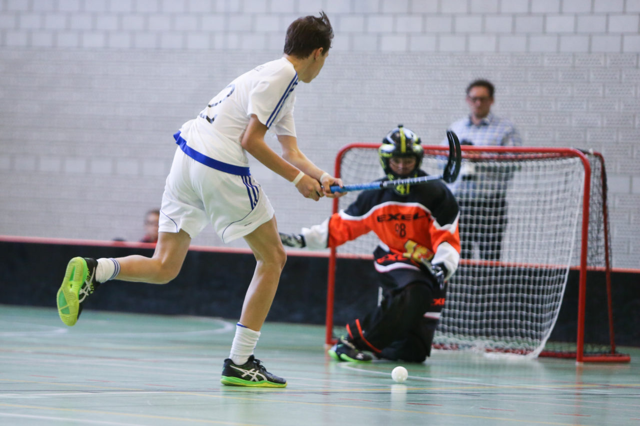 BBZ Halle Biel, 04.11.2017, Unihockey U17-Trophy, U17 Ost - U17 Zentral, Severin Ott (Nr. 12, U17 Zentral)

(Severin Binkert, unihockey-fotos.ch)

Copyright: Severin Binkert, unihockey-fotos.ch – Dieses Bild wurde durch swiss unihockey lizenziert und darf ausschliesslich auf den Online-Kanälen von swiss unihockey verwendet werden. Die redaktionelle oder kommerzielle Nutzung durch Dritte (Medien, Vereine, Unternehmen oder Privatpersonen) per Download von diesem flickr-Account ist ausgeschlossen. Das Bild kann bei Interesse via unihockey-fotos.ch kostenpflichtig lizenziert werden. unihockey-fotos.ch behält sich vor, fehlbaren Medien, Vereinen, Unternehmen oder Privatpersonen Bilder mit einem Zuschlag in Rechnung zu stellen.
