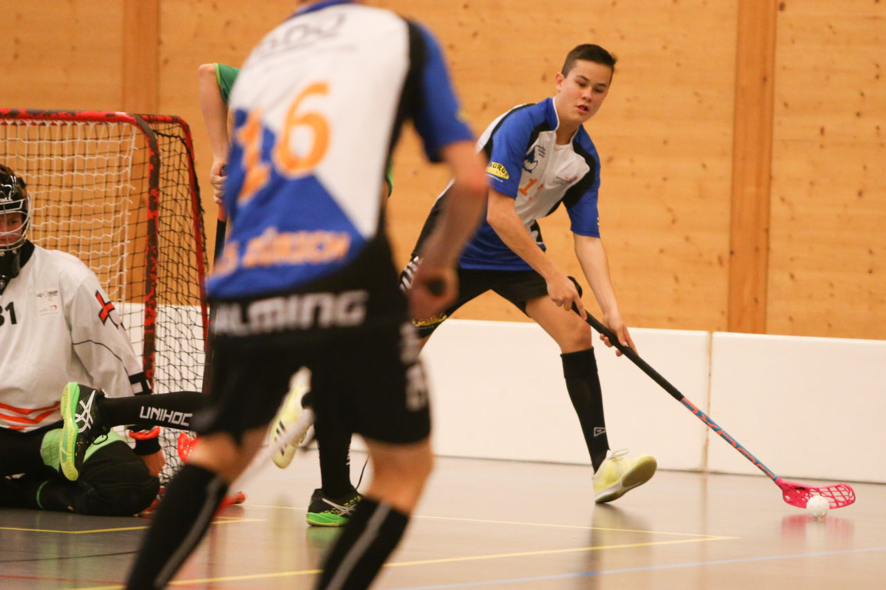 Doppelturnhalle Trimmis, Trimmis, 05.11.2017, Unihockey U15 Grischa-Challenge, Zürich - UVSGA, Mike Blaser (Nr. 11, U15 Zürich)

(Severin Binkert, unihockey-fotos.ch)

Copyright: Severin Binkert, unihockey-fotos.ch – Dieses Bild wurde durch swiss unihockey lizenziert und darf ausschliesslich auf den Online-Kanälen von swiss unihockey verwendet werden. Die redaktionelle oder kommerzielle Nutzung durch Dritte (Medien, Vereine, Unternehmen oder Privatpersonen) per Download von diesem flickr-Account ist ausgeschlossen. Das Bild kann bei Interesse via unihockey-fotos.ch kostenpflichtig lizenziert werden. unihockey-fotos.ch behält sich vor, fehlbaren Medien, Vereinen, Unternehmen oder Privatpersonen Bilder mit einem Zuschlag in Rechnung zu stellen.