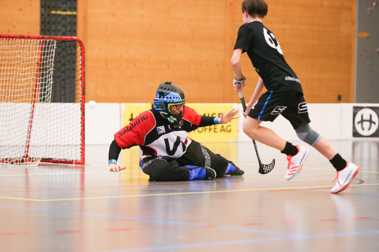 Doppelturnhalle Trimmis, Trimmis, 05.11.2017, Unihockey U15 Grischa-Challenge, Graubünden - Zürich, Julian Wagniéres (Nr. 1, U15 Zürich) und Yanik Castelberg (Nr. 62, U15 Graubünden)

(Severin Binkert, unihockey-fotos.ch)

Copyright: Severin Binkert, unihockey-fotos.ch – Dieses Bild wurde durch swiss unihockey lizenziert und darf ausschliesslich auf den Online-Kanälen von swiss unihockey verwendet werden. Die redaktionelle oder kommerzielle Nutzung durch Dritte (Medien, Vereine, Unternehmen oder Privatpersonen) per Download von diesem flickr-Account ist ausgeschlossen. Das Bild kann bei Interesse via unihockey-fotos.ch kostenpflichtig lizenziert werden. unihockey-fotos.ch behält sich vor, fehlbaren Medien, Vereinen, Unternehmen oder Privatpersonen Bilder mit einem Zuschlag in Rechnung zu stellen.