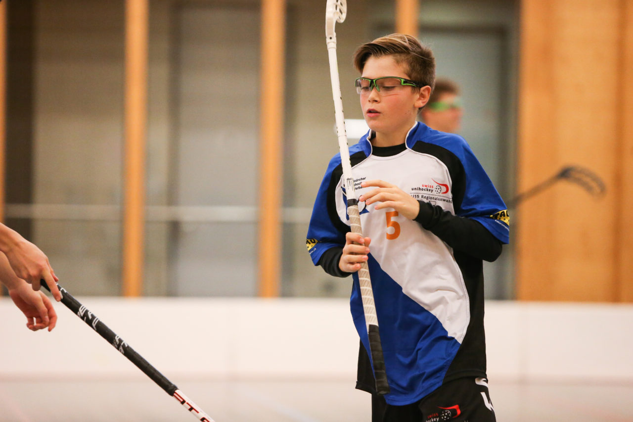Doppelturnhalle Trimmis, Trimmis, 05.11.2017, Unihockey U15 Grischa-Challenge, Ticino - Zürich, Gian-Luca Flisch (Nr. 5, U15 Zürich)

(Severin Binkert, unihockey-fotos.ch)

Copyright: Severin Binkert, unihockey-fotos.ch – Dieses Bild wurde durch swiss unihockey lizenziert und darf ausschliesslich auf den Online-Kanälen von swiss unihockey verwendet werden. Die redaktionelle oder kommerzielle Nutzung durch Dritte (Medien, Vereine, Unternehmen oder Privatpersonen) per Download von diesem flickr-Account ist ausgeschlossen. Das Bild kann bei Interesse via unihockey-fotos.ch kostenpflichtig lizenziert werden. unihockey-fotos.ch behält sich vor, fehlbaren Medien, Vereinen, Unternehmen oder Privatpersonen Bilder mit einem Zuschlag in Rechnung zu stellen.