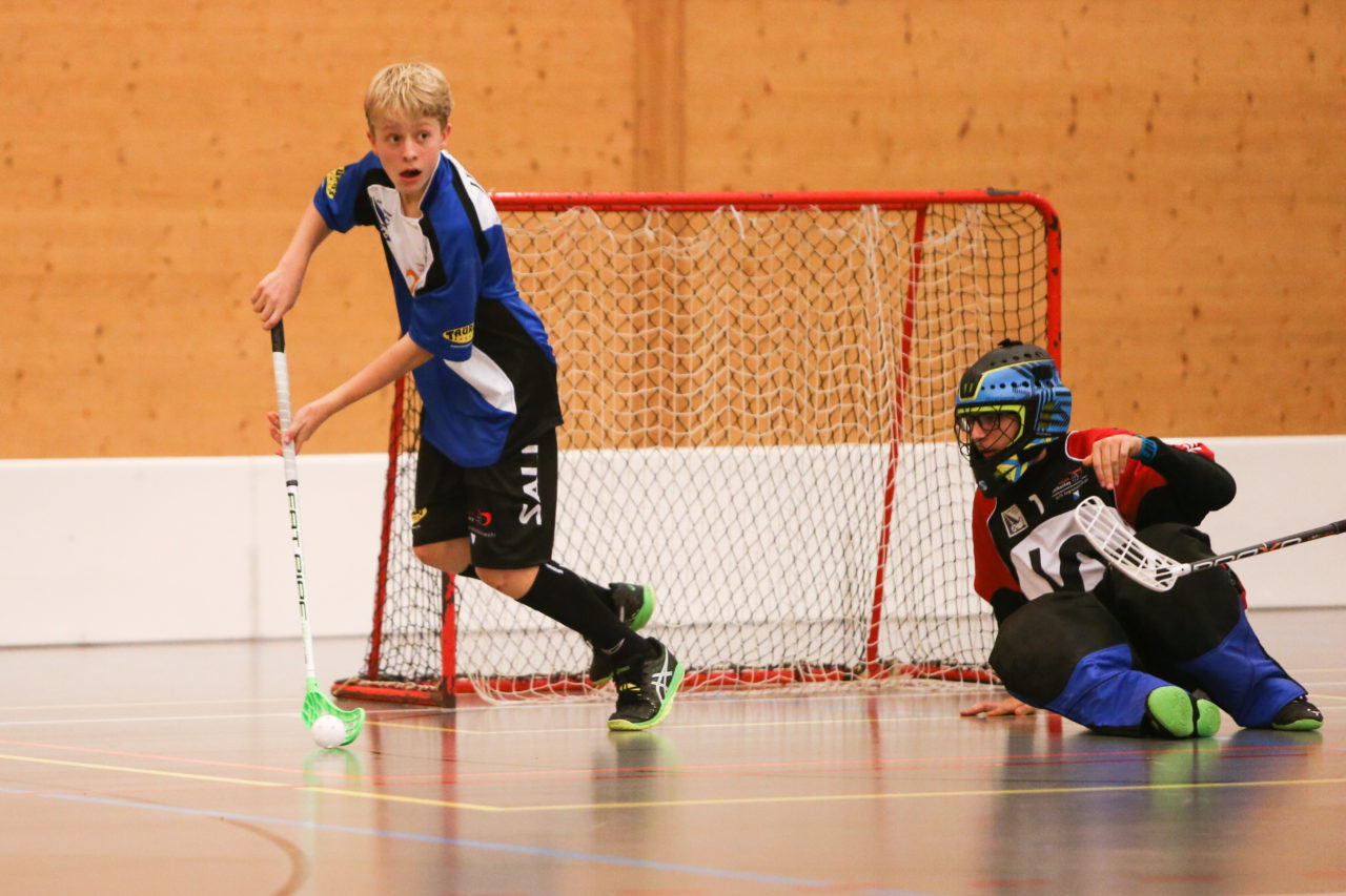 Doppelturnhalle Trimmis, Trimmis, 05.11.2017, Unihockey U15 Grischa-Challenge, Zürich - UVSGA, Dominik Dechow (Nr. 12, U15 Zürich)

(Severin Binkert, unihockey-fotos.ch)

Copyright: Severin Binkert, unihockey-fotos.ch – Dieses Bild wurde durch swiss unihockey lizenziert und darf ausschliesslich auf den Online-Kanälen von swiss unihockey verwendet werden. Die redaktionelle oder kommerzielle Nutzung durch Dritte (Medien, Vereine, Unternehmen oder Privatpersonen) per Download von diesem flickr-Account ist ausgeschlossen. Das Bild kann bei Interesse via unihockey-fotos.ch kostenpflichtig lizenziert werden. unihockey-fotos.ch behält sich vor, fehlbaren Medien, Vereinen, Unternehmen oder Privatpersonen Bilder mit einem Zuschlag in Rechnung zu stellen.