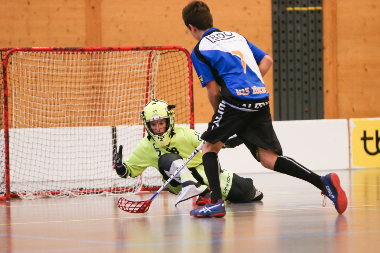 Doppelturnhalle Trimmis, Trimmis, 05.11.2017, Unihockey U15 Grischa-Challenge, Graubünden - Zürich, Nando Schmellentin (Nr. 88, U15 Graubünden) und Raphael Brunner (Nr. 7, U15 Zürich)

(Severin Binkert, unihockey-fotos.ch)

Copyright: Severin Binkert, unihockey-fotos.ch – Dieses Bild wurde durch swiss unihockey lizenziert und darf ausschliesslich auf den Online-Kanälen von swiss unihockey verwendet werden. Die redaktionelle oder kommerzielle Nutzung durch Dritte (Medien, Vereine, Unternehmen oder Privatpersonen) per Download von diesem flickr-Account ist ausgeschlossen. Das Bild kann bei Interesse via unihockey-fotos.ch kostenpflichtig lizenziert werden. unihockey-fotos.ch behält sich vor, fehlbaren Medien, Vereinen, Unternehmen oder Privatpersonen Bilder mit einem Zuschlag in Rechnung zu stellen.