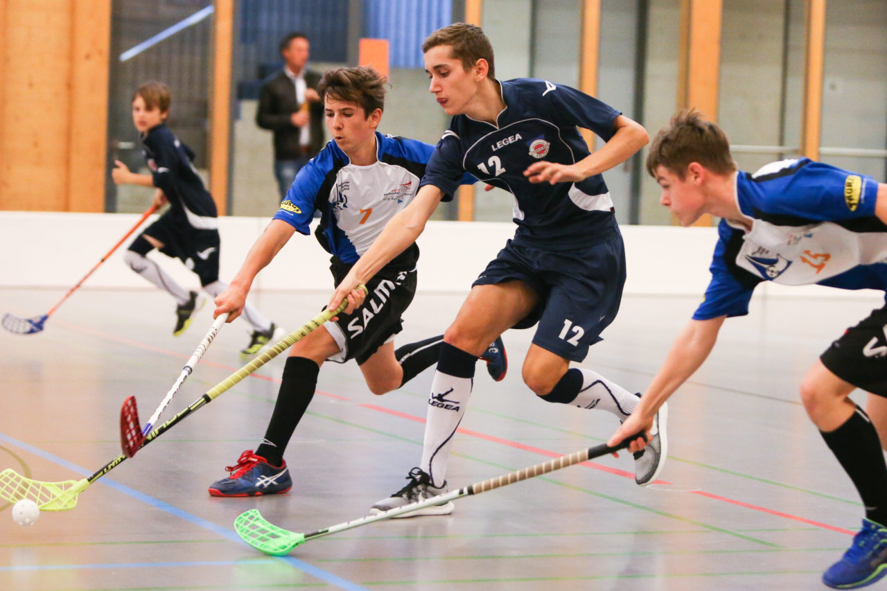 Doppelturnhalle Trimmis, Trimmis, 05.11.2017, Unihockey U15 Grischa-Challenge, Ticino - Zürich, Raphael Brunner (Nr. 7, U15 Zürich) und Omar Darani (Nr. 12, U15 Ticino) und Jacob von Wangenheim (Nr. 15, U15 Zürich)

(Severin Binkert, unihockey-fotos.ch)

Copyright: Severin Binkert, unihockey-fotos.ch – Dieses Bild wurde durch swiss unihockey lizenziert und darf ausschliesslich auf den Online-Kanälen von swiss unihockey verwendet werden. Die redaktionelle oder kommerzielle Nutzung durch Dritte (Medien, Vereine, Unternehmen oder Privatpersonen) per Download von diesem flickr-Account ist ausgeschlossen. Das Bild kann bei Interesse via unihockey-fotos.ch kostenpflichtig lizenziert werden. unihockey-fotos.ch behält sich vor, fehlbaren Medien, Vereinen, Unternehmen oder Privatpersonen Bilder mit einem Zuschlag in Rechnung zu stellen.