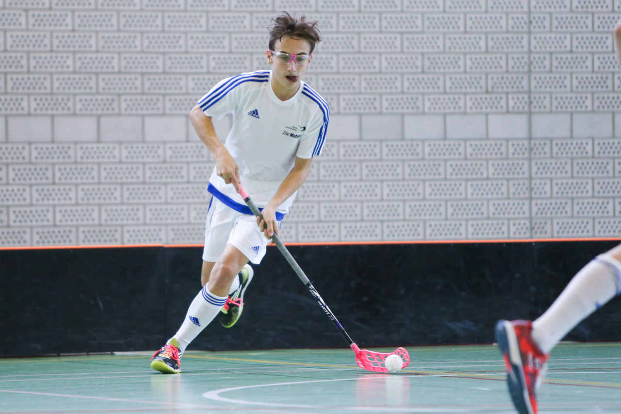 BBZ Halle Biel, 04.11.2017, Unihockey U17-Trophy, U17 Ost - U17 Zentral, Marcel Arnet (Nr. 3, U17 Zentral)

(Severin Binkert, unihockey-fotos.ch)

Copyright: Severin Binkert, unihockey-fotos.ch – Dieses Bild wurde durch swiss unihockey lizenziert und darf ausschliesslich auf den Online-Kanälen von swiss unihockey verwendet werden. Die redaktionelle oder kommerzielle Nutzung durch Dritte (Medien, Vereine, Unternehmen oder Privatpersonen) per Download von diesem flickr-Account ist ausgeschlossen. Das Bild kann bei Interesse via unihockey-fotos.ch kostenpflichtig lizenziert werden. unihockey-fotos.ch behält sich vor, fehlbaren Medien, Vereinen, Unternehmen oder Privatpersonen Bilder mit einem Zuschlag in Rechnung zu stellen.