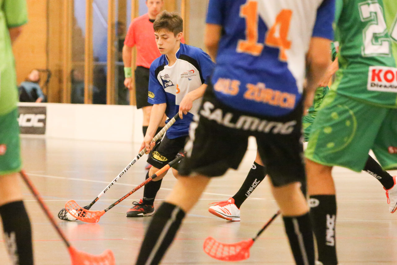 Doppelturnhalle Trimmis, Trimmis, 05.11.2017, Unihockey U15 Grischa-Challenge, Zürich - UVSGA, Yanick Wagen (Nr. 8, U15 Zürich)

(Severin Binkert, unihockey-fotos.ch)

Copyright: Severin Binkert, unihockey-fotos.ch – Dieses Bild wurde durch swiss unihockey lizenziert und darf ausschliesslich auf den Online-Kanälen von swiss unihockey verwendet werden. Die redaktionelle oder kommerzielle Nutzung durch Dritte (Medien, Vereine, Unternehmen oder Privatpersonen) per Download von diesem flickr-Account ist ausgeschlossen. Das Bild kann bei Interesse via unihockey-fotos.ch kostenpflichtig lizenziert werden. unihockey-fotos.ch behält sich vor, fehlbaren Medien, Vereinen, Unternehmen oder Privatpersonen Bilder mit einem Zuschlag in Rechnung zu stellen.