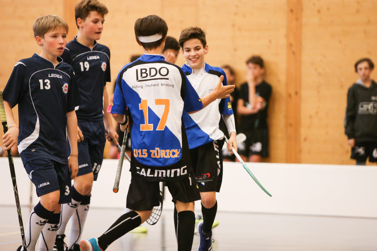 Doppelturnhalle Trimmis, Trimmis, 05.11.2017, Unihockey U15 Grischa-Challenge, Ticino - Zürich, Josia Pfister (Nr. 17, U15 Zürich) und Yves Klöti (Nr. 10, U15 Zürich)

(Severin Binkert, unihockey-fotos.ch)

Copyright: Severin Binkert, unihockey-fotos.ch – Dieses Bild wurde durch swiss unihockey lizenziert und darf ausschliesslich auf den Online-Kanälen von swiss unihockey verwendet werden. Die redaktionelle oder kommerzielle Nutzung durch Dritte (Medien, Vereine, Unternehmen oder Privatpersonen) per Download von diesem flickr-Account ist ausgeschlossen. Das Bild kann bei Interesse via unihockey-fotos.ch kostenpflichtig lizenziert werden. unihockey-fotos.ch behält sich vor, fehlbaren Medien, Vereinen, Unternehmen oder Privatpersonen Bilder mit einem Zuschlag in Rechnung zu stellen.