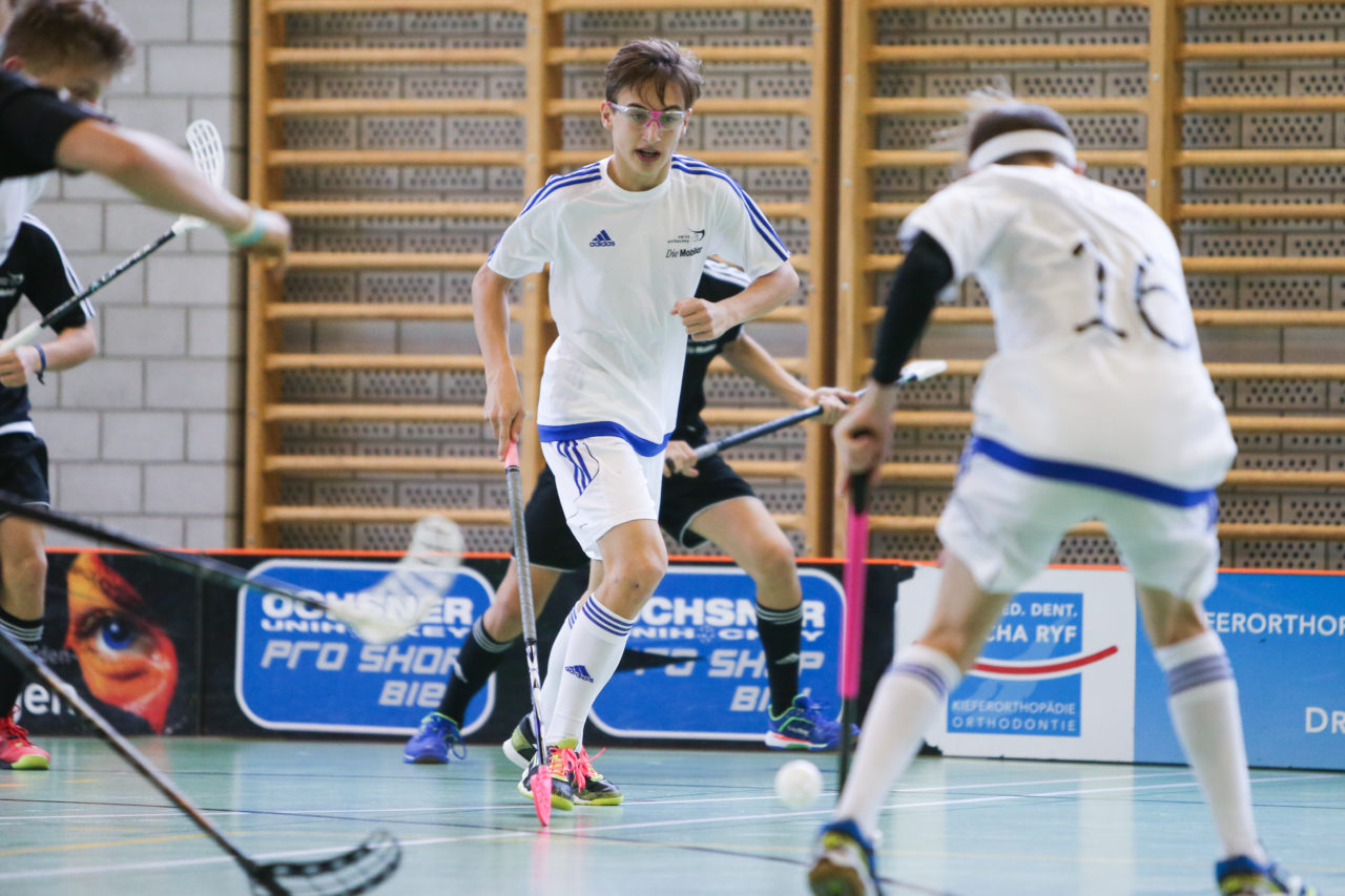 BBZ Halle Biel, 04.11.2017, Unihockey U17-Trophy, U17 Ost - U17 Zentral, Marcel Arnet (Nr. 3, U17 Zentral)

(Severin Binkert, unihockey-fotos.ch)

Copyright: Severin Binkert, unihockey-fotos.ch – Dieses Bild wurde durch swiss unihockey lizenziert und darf ausschliesslich auf den Online-Kanälen von swiss unihockey verwendet werden. Die redaktionelle oder kommerzielle Nutzung durch Dritte (Medien, Vereine, Unternehmen oder Privatpersonen) per Download von diesem flickr-Account ist ausgeschlossen. Das Bild kann bei Interesse via unihockey-fotos.ch kostenpflichtig lizenziert werden. unihockey-fotos.ch behält sich vor, fehlbaren Medien, Vereinen, Unternehmen oder Privatpersonen Bilder mit einem Zuschlag in Rechnung zu stellen.