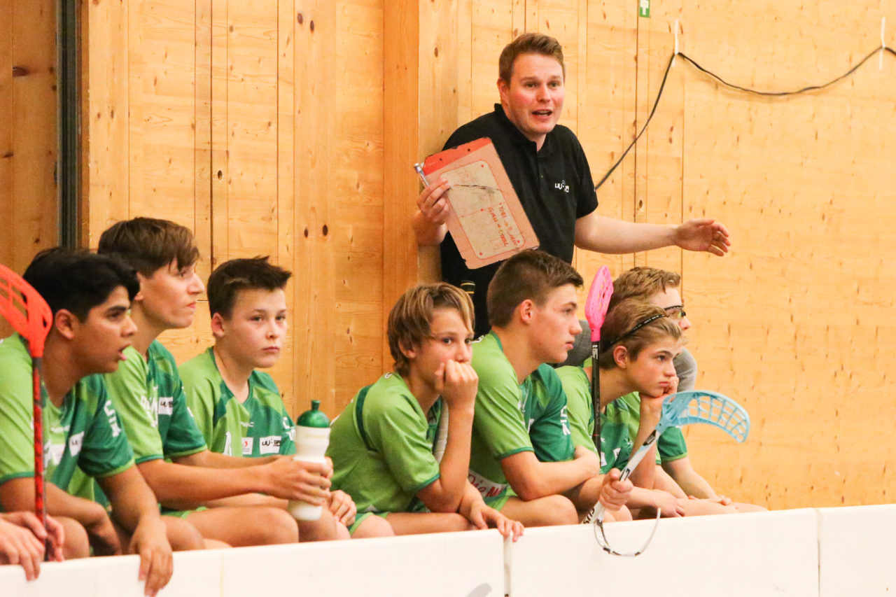 Doppelturnhalle Trimmis, Trimmis, 05.11.2017, Unihockey U15 Grischa-Challenge, Zürich - UVSGA, Kaspar Gassmann (UVSGA)

(Severin Binkert, unihockey-fotos.ch)

Copyright: Severin Binkert, unihockey-fotos.ch – Dieses Bild wurde durch swiss unihockey lizenziert und darf ausschliesslich auf den Online-Kanälen von swiss unihockey verwendet werden. Die redaktionelle oder kommerzielle Nutzung durch Dritte (Medien, Vereine, Unternehmen oder Privatpersonen) per Download von diesem flickr-Account ist ausgeschlossen. Das Bild kann bei Interesse via unihockey-fotos.ch kostenpflichtig lizenziert werden. unihockey-fotos.ch behält sich vor, fehlbaren Medien, Vereinen, Unternehmen oder Privatpersonen Bilder mit einem Zuschlag in Rechnung zu stellen.