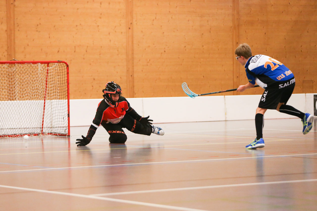 Doppelturnhalle Trimmis, Trimmis, 05.11.2017, Unihockey U15 Grischa-Challenge, Ticino - Zürich, Noah Gaia (Nr. 1, U15 Ticino) und Nico Kehl (Nr. 20, U15 Zürich)

(Severin Binkert, unihockey-fotos.ch)

Copyright: Severin Binkert, unihockey-fotos.ch – Dieses Bild wurde durch swiss unihockey lizenziert und darf ausschliesslich auf den Online-Kanälen von swiss unihockey verwendet werden. Die redaktionelle oder kommerzielle Nutzung durch Dritte (Medien, Vereine, Unternehmen oder Privatpersonen) per Download von diesem flickr-Account ist ausgeschlossen. Das Bild kann bei Interesse via unihockey-fotos.ch kostenpflichtig lizenziert werden. unihockey-fotos.ch behält sich vor, fehlbaren Medien, Vereinen, Unternehmen oder Privatpersonen Bilder mit einem Zuschlag in Rechnung zu stellen.