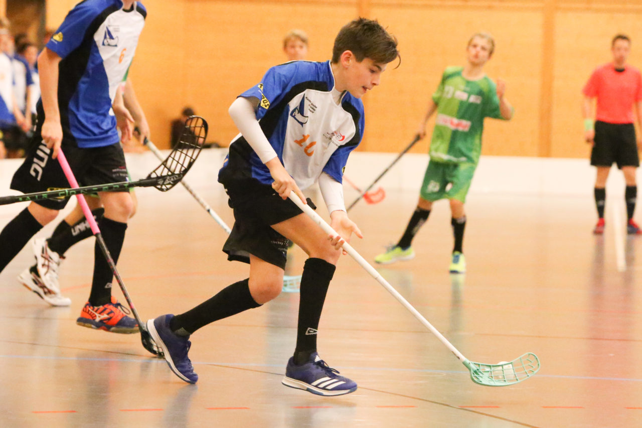 Doppelturnhalle Trimmis, Trimmis, 05.11.2017, Unihockey U15 Grischa-Challenge, Zürich - UVSGA, Yves Klöti (Nr. 10, U15 Zürich)

(Severin Binkert, unihockey-fotos.ch)

Copyright: Severin Binkert, unihockey-fotos.ch – Dieses Bild wurde durch swiss unihockey lizenziert und darf ausschliesslich auf den Online-Kanälen von swiss unihockey verwendet werden. Die redaktionelle oder kommerzielle Nutzung durch Dritte (Medien, Vereine, Unternehmen oder Privatpersonen) per Download von diesem flickr-Account ist ausgeschlossen. Das Bild kann bei Interesse via unihockey-fotos.ch kostenpflichtig lizenziert werden. unihockey-fotos.ch behält sich vor, fehlbaren Medien, Vereinen, Unternehmen oder Privatpersonen Bilder mit einem Zuschlag in Rechnung zu stellen.