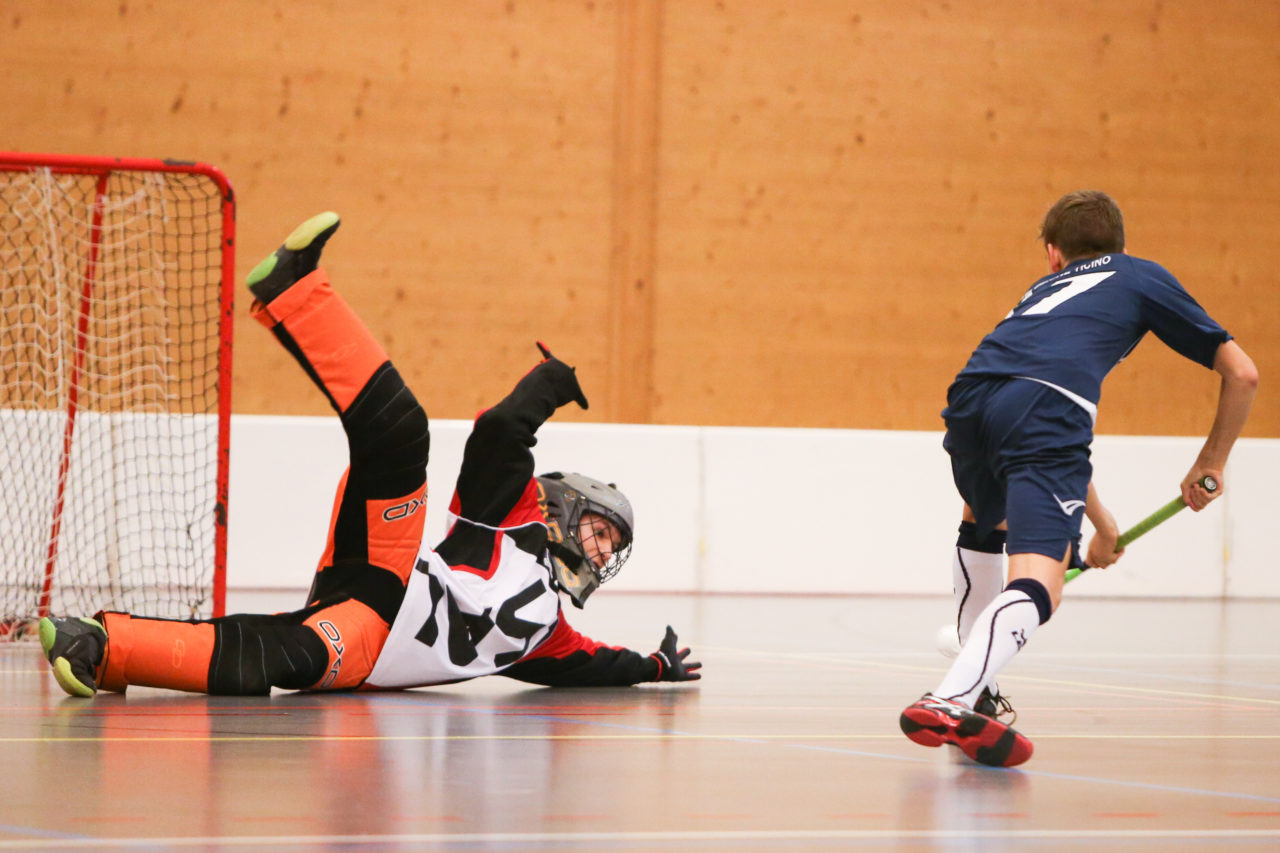 Doppelturnhalle Trimmis, Trimmis, 05.11.2017, Unihockey U15 Grischa-Challenge, Ticino - Zürich, Yanick Richina (Nr. 44, U15 Zürich) und Maruo Ochsner (Nr. 17, U15 Ticino)

(Severin Binkert, unihockey-fotos.ch)

Copyright: Severin Binkert, unihockey-fotos.ch – Dieses Bild wurde durch swiss unihockey lizenziert und darf ausschliesslich auf den Online-Kanälen von swiss unihockey verwendet werden. Die redaktionelle oder kommerzielle Nutzung durch Dritte (Medien, Vereine, Unternehmen oder Privatpersonen) per Download von diesem flickr-Account ist ausgeschlossen. Das Bild kann bei Interesse via unihockey-fotos.ch kostenpflichtig lizenziert werden. unihockey-fotos.ch behält sich vor, fehlbaren Medien, Vereinen, Unternehmen oder Privatpersonen Bilder mit einem Zuschlag in Rechnung zu stellen.