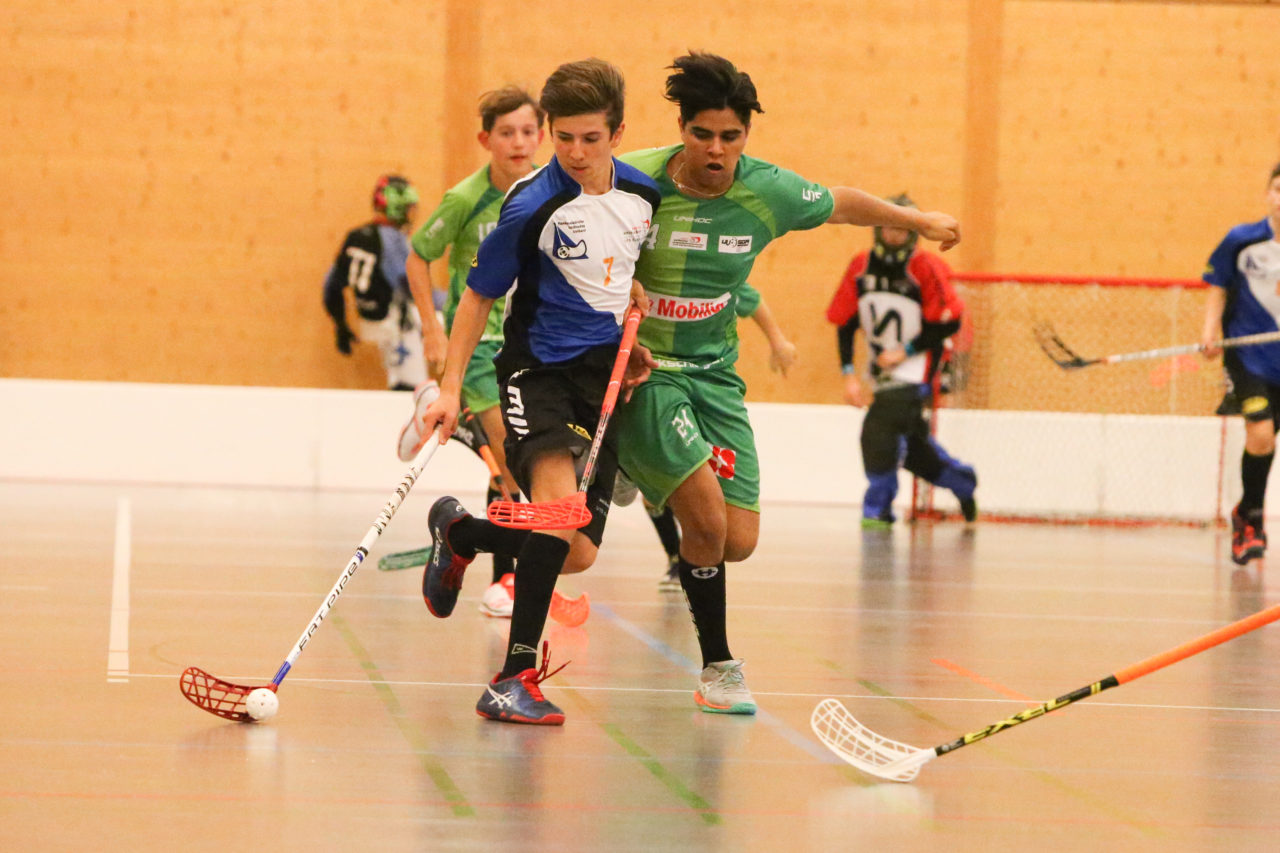 Doppelturnhalle Trimmis, Trimmis, 05.11.2017, Unihockey U15 Grischa-Challenge, Zürich - UVSGA, Raphael Brunner (Nr. 7, U15 Zürich) und Rohit Chiplunkar (Nr. 24, U15 UVSGA)

(Severin Binkert, unihockey-fotos.ch)

Copyright: Severin Binkert, unihockey-fotos.ch – Dieses Bild wurde durch swiss unihockey lizenziert und darf ausschliesslich auf den Online-Kanälen von swiss unihockey verwendet werden. Die redaktionelle oder kommerzielle Nutzung durch Dritte (Medien, Vereine, Unternehmen oder Privatpersonen) per Download von diesem flickr-Account ist ausgeschlossen. Das Bild kann bei Interesse via unihockey-fotos.ch kostenpflichtig lizenziert werden. unihockey-fotos.ch behält sich vor, fehlbaren Medien, Vereinen, Unternehmen oder Privatpersonen Bilder mit einem Zuschlag in Rechnung zu stellen.
