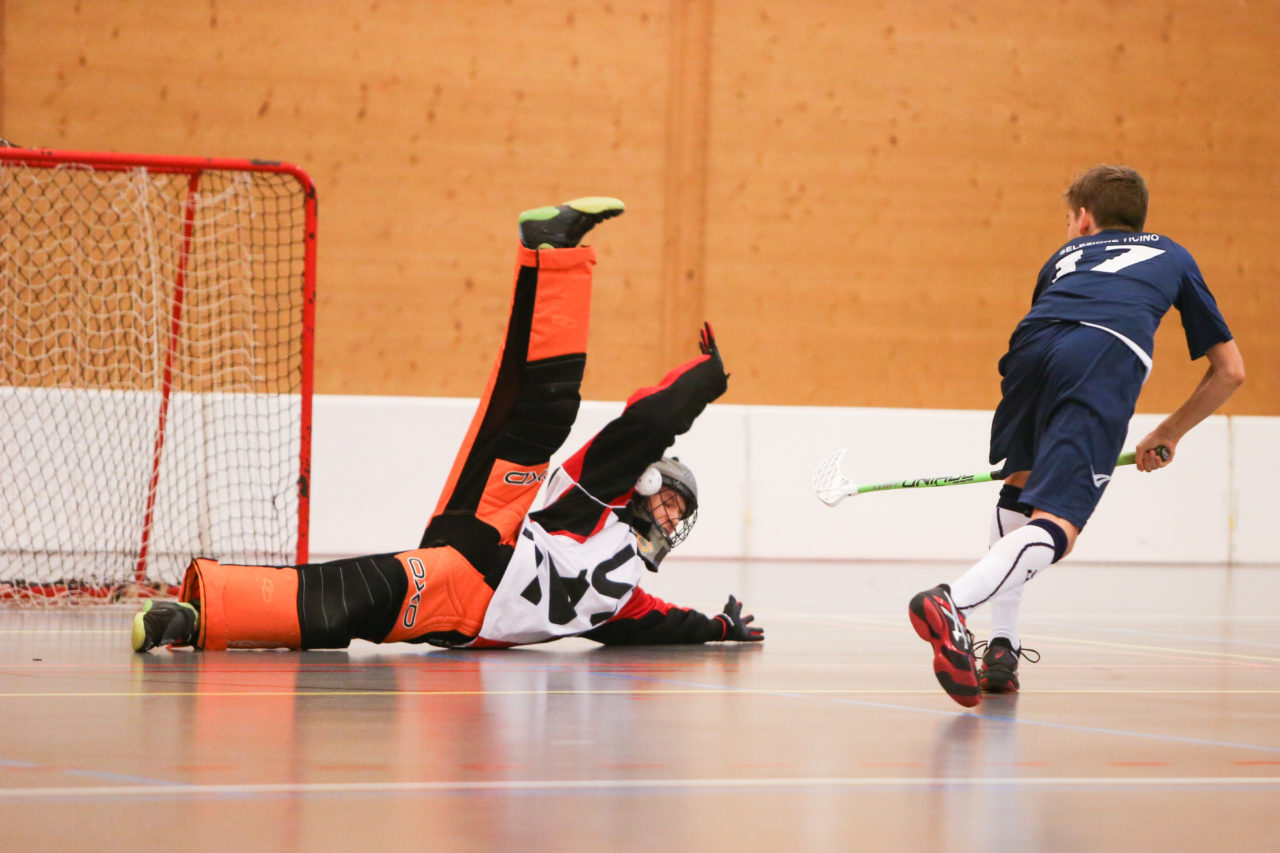 Doppelturnhalle Trimmis, Trimmis, 05.11.2017, Unihockey U15 Grischa-Challenge, Ticino - Zürich

(Severin Binkert, unihockey-fotos.ch)

Copyright: Severin Binkert, unihockey-fotos.ch – Dieses Bild wurde durch swiss unihockey lizenziert und darf ausschliesslich auf den Online-Kanälen von swiss unihockey verwendet werden. Die redaktionelle oder kommerzielle Nutzung durch Dritte (Medien, Vereine, Unternehmen oder Privatpersonen) per Download von diesem flickr-Account ist ausgeschlossen. Das Bild kann bei Interesse via unihockey-fotos.ch kostenpflichtig lizenziert werden. unihockey-fotos.ch behält sich vor, fehlbaren Medien, Vereinen, Unternehmen oder Privatpersonen Bilder mit einem Zuschlag in Rechnung zu stellen.