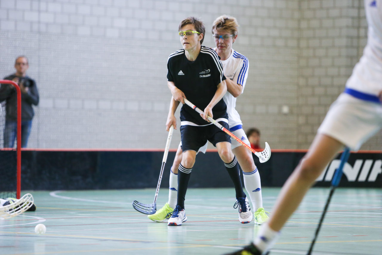 BBZ Halle Biel, 04.11.2017, Unihockey U17-Trophy, U17 Ost - U17 Zentral

(Severin Binkert, unihockey-fotos.ch)

Copyright: Severin Binkert, unihockey-fotos.ch – Dieses Bild wurde durch swiss unihockey lizenziert und darf ausschliesslich auf den Online-Kanälen von swiss unihockey verwendet werden. Die redaktionelle oder kommerzielle Nutzung durch Dritte (Medien, Vereine, Unternehmen oder Privatpersonen) per Download von diesem flickr-Account ist ausgeschlossen. Das Bild kann bei Interesse via unihockey-fotos.ch kostenpflichtig lizenziert werden. unihockey-fotos.ch behält sich vor, fehlbaren Medien, Vereinen, Unternehmen oder Privatpersonen Bilder mit einem Zuschlag in Rechnung zu stellen.