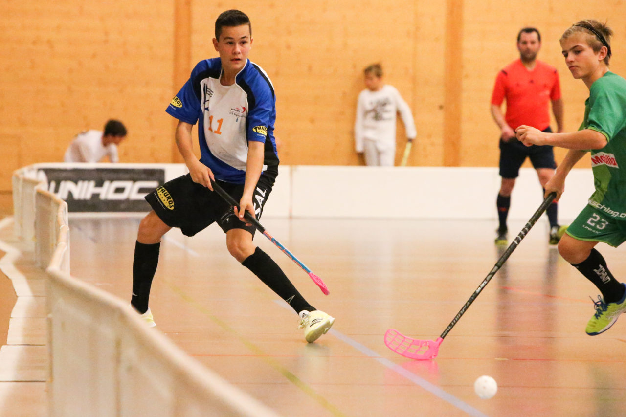 Doppelturnhalle Trimmis, Trimmis, 05.11.2017, Unihockey U15 Grischa-Challenge, Zürich - UVSGA, Mike Blaser (Nr. 11, U15 Zürich)

(Severin Binkert, unihockey-fotos.ch)

Copyright: Severin Binkert, unihockey-fotos.ch – Dieses Bild wurde durch swiss unihockey lizenziert und darf ausschliesslich auf den Online-Kanälen von swiss unihockey verwendet werden. Die redaktionelle oder kommerzielle Nutzung durch Dritte (Medien, Vereine, Unternehmen oder Privatpersonen) per Download von diesem flickr-Account ist ausgeschlossen. Das Bild kann bei Interesse via unihockey-fotos.ch kostenpflichtig lizenziert werden. unihockey-fotos.ch behält sich vor, fehlbaren Medien, Vereinen, Unternehmen oder Privatpersonen Bilder mit einem Zuschlag in Rechnung zu stellen.