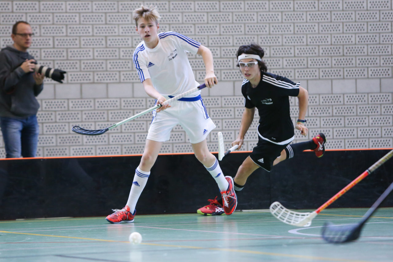 BBZ Halle Biel, 04.11.2017, Unihockey U17-Trophy, U17 Ost - U17 Zentral

(Severin Binkert, unihockey-fotos.ch)

Copyright: Severin Binkert, unihockey-fotos.ch – Dieses Bild wurde durch swiss unihockey lizenziert und darf ausschliesslich auf den Online-Kanälen von swiss unihockey verwendet werden. Die redaktionelle oder kommerzielle Nutzung durch Dritte (Medien, Vereine, Unternehmen oder Privatpersonen) per Download von diesem flickr-Account ist ausgeschlossen. Das Bild kann bei Interesse via unihockey-fotos.ch kostenpflichtig lizenziert werden. unihockey-fotos.ch behält sich vor, fehlbaren Medien, Vereinen, Unternehmen oder Privatpersonen Bilder mit einem Zuschlag in Rechnung zu stellen.