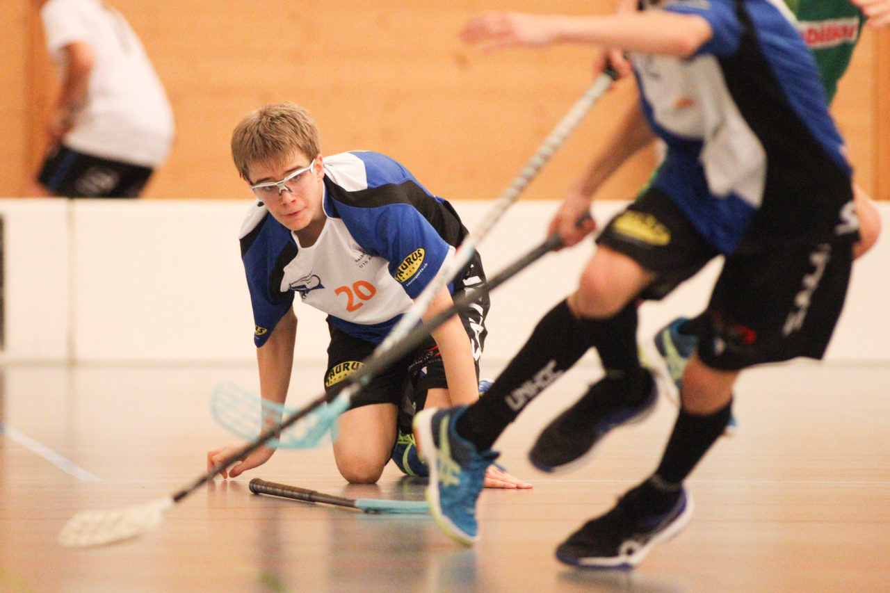 Doppelturnhalle Trimmis, Trimmis, 05.11.2017, Unihockey U15 Grischa-Challenge, Zürich - UVSGA, Nico Kehl (Nr. 20, U15 Zürich)

(Severin Binkert, unihockey-fotos.ch)

Copyright: Severin Binkert, unihockey-fotos.ch – Dieses Bild wurde durch swiss unihockey lizenziert und darf ausschliesslich auf den Online-Kanälen von swiss unihockey verwendet werden. Die redaktionelle oder kommerzielle Nutzung durch Dritte (Medien, Vereine, Unternehmen oder Privatpersonen) per Download von diesem flickr-Account ist ausgeschlossen. Das Bild kann bei Interesse via unihockey-fotos.ch kostenpflichtig lizenziert werden. unihockey-fotos.ch behält sich vor, fehlbaren Medien, Vereinen, Unternehmen oder Privatpersonen Bilder mit einem Zuschlag in Rechnung zu stellen.