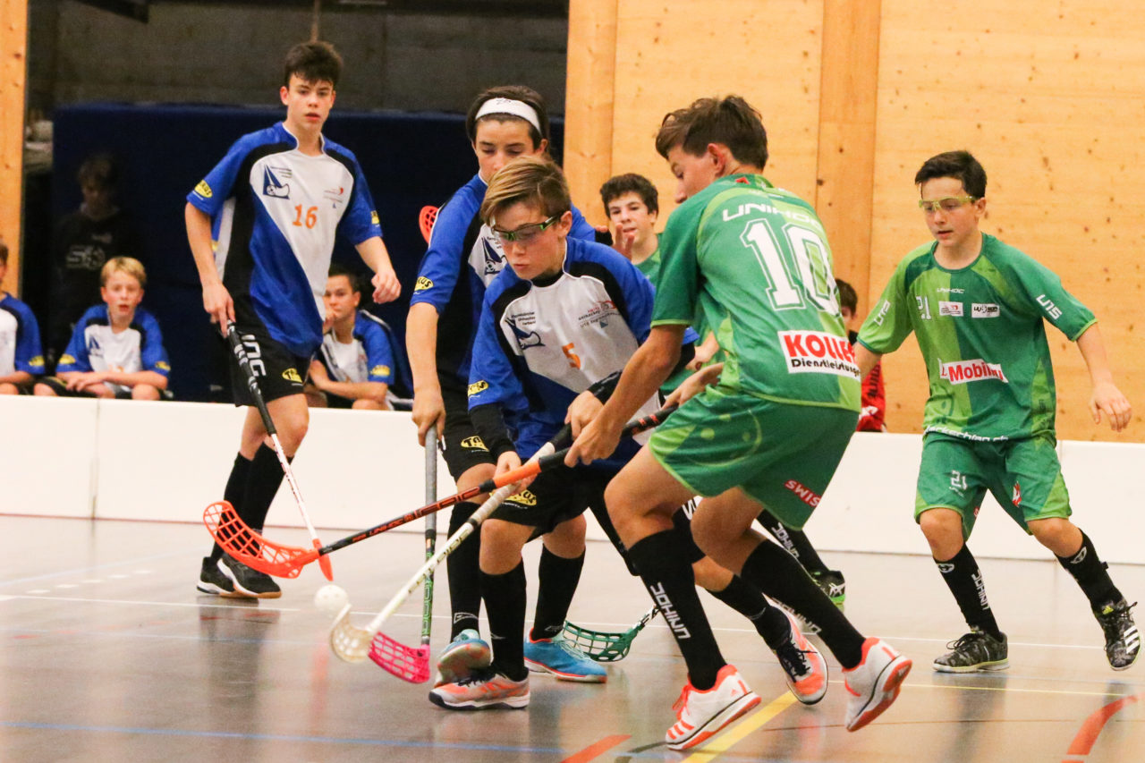 Doppelturnhalle Trimmis, Trimmis, 05.11.2017, Unihockey U15 Grischa-Challenge, Zürich - UVSGA, Gian-Luca Flisch (Nr. 5, U15 Zürich) und Tobias Zellweger (Nr. 10, U15 UVSGA)

(Severin Binkert, unihockey-fotos.ch)

Copyright: Severin Binkert, unihockey-fotos.ch – Dieses Bild wurde durch swiss unihockey lizenziert und darf ausschliesslich auf den Online-Kanälen von swiss unihockey verwendet werden. Die redaktionelle oder kommerzielle Nutzung durch Dritte (Medien, Vereine, Unternehmen oder Privatpersonen) per Download von diesem flickr-Account ist ausgeschlossen. Das Bild kann bei Interesse via unihockey-fotos.ch kostenpflichtig lizenziert werden. unihockey-fotos.ch behält sich vor, fehlbaren Medien, Vereinen, Unternehmen oder Privatpersonen Bilder mit einem Zuschlag in Rechnung zu stellen.