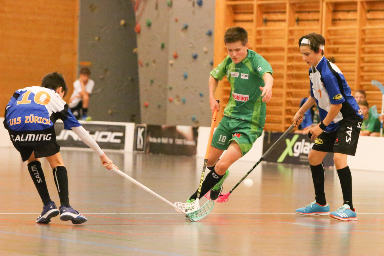 Doppelturnhalle Trimmis, Trimmis, 05.11.2017, Unihockey U15 Grischa-Challenge, Zürich - UVSGA, Kevin Baumann (Nr. 18, U15 UVSGA) und Josia Pfister (Nr. 17, U15 Zürich)

(Severin Binkert, unihockey-fotos.ch)

Copyright: Severin Binkert, unihockey-fotos.ch – Dieses Bild wurde durch swiss unihockey lizenziert und darf ausschliesslich auf den Online-Kanälen von swiss unihockey verwendet werden. Die redaktionelle oder kommerzielle Nutzung durch Dritte (Medien, Vereine, Unternehmen oder Privatpersonen) per Download von diesem flickr-Account ist ausgeschlossen. Das Bild kann bei Interesse via unihockey-fotos.ch kostenpflichtig lizenziert werden. unihockey-fotos.ch behält sich vor, fehlbaren Medien, Vereinen, Unternehmen oder Privatpersonen Bilder mit einem Zuschlag in Rechnung zu stellen.